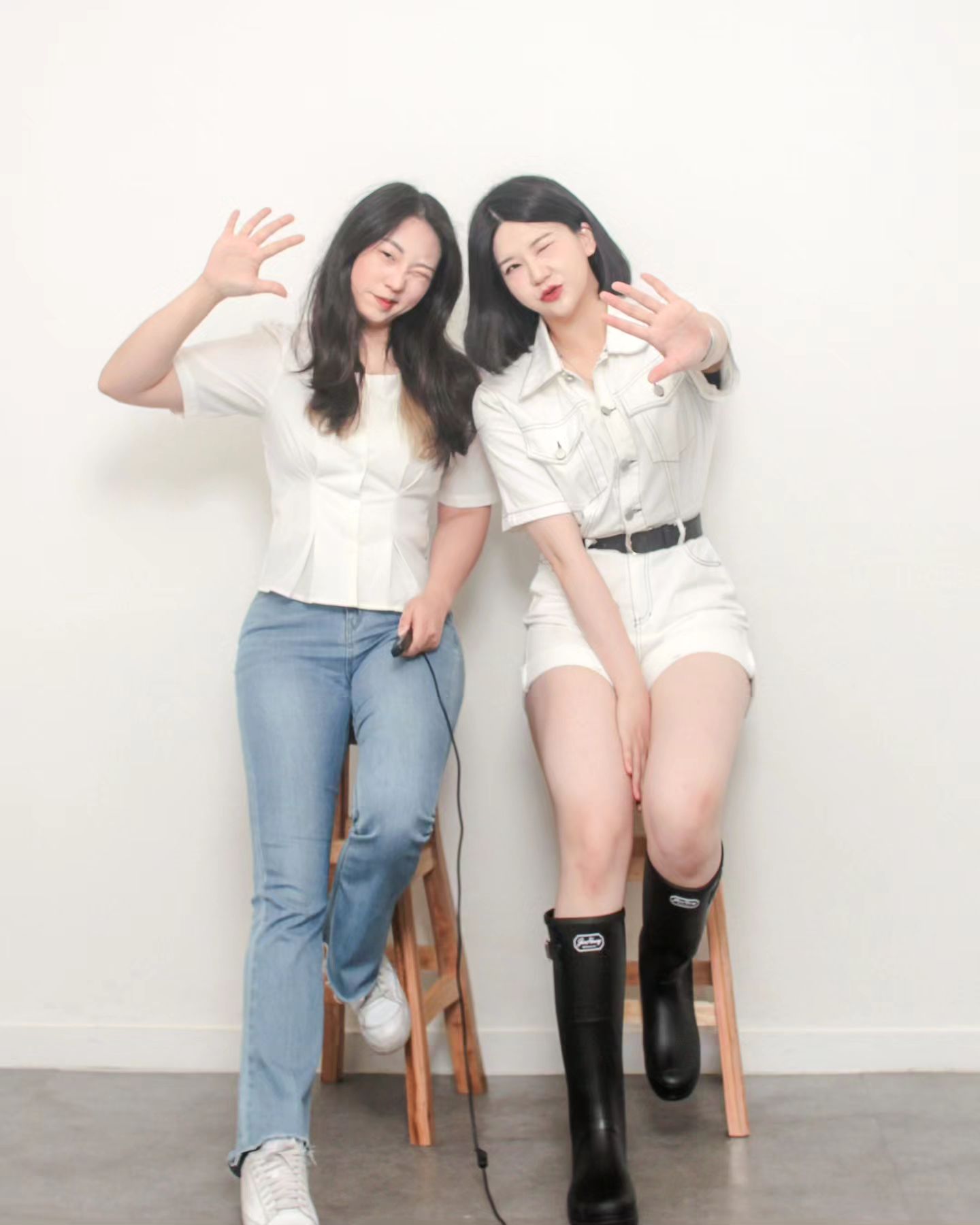 전주에서 만나 한옥마을에는 눈길조차 안 주고 먹고 놀고 사진만 찍고 온 대전여수사람 둘✌️
⠀
⠀
⠀
⠀
⠀
⠀
⠀
⠀
⠀
⠀
⠀
#전주 #전주여행 #스튜디오퐁당 #우정사진 #셀프스튜디오 #다이어트 #운동기록 #운동하는여자 #헬스타그램 #셀스타그램 #셀스타 #selfie #런닝 #나이키런 #크로스핏 #여수 #대전 #소통 #일상 #좋아요 #팔로우 #instagram #ootd #like #follow #l4l #lfl #좋반 #첫줄반사 #좋아요테러