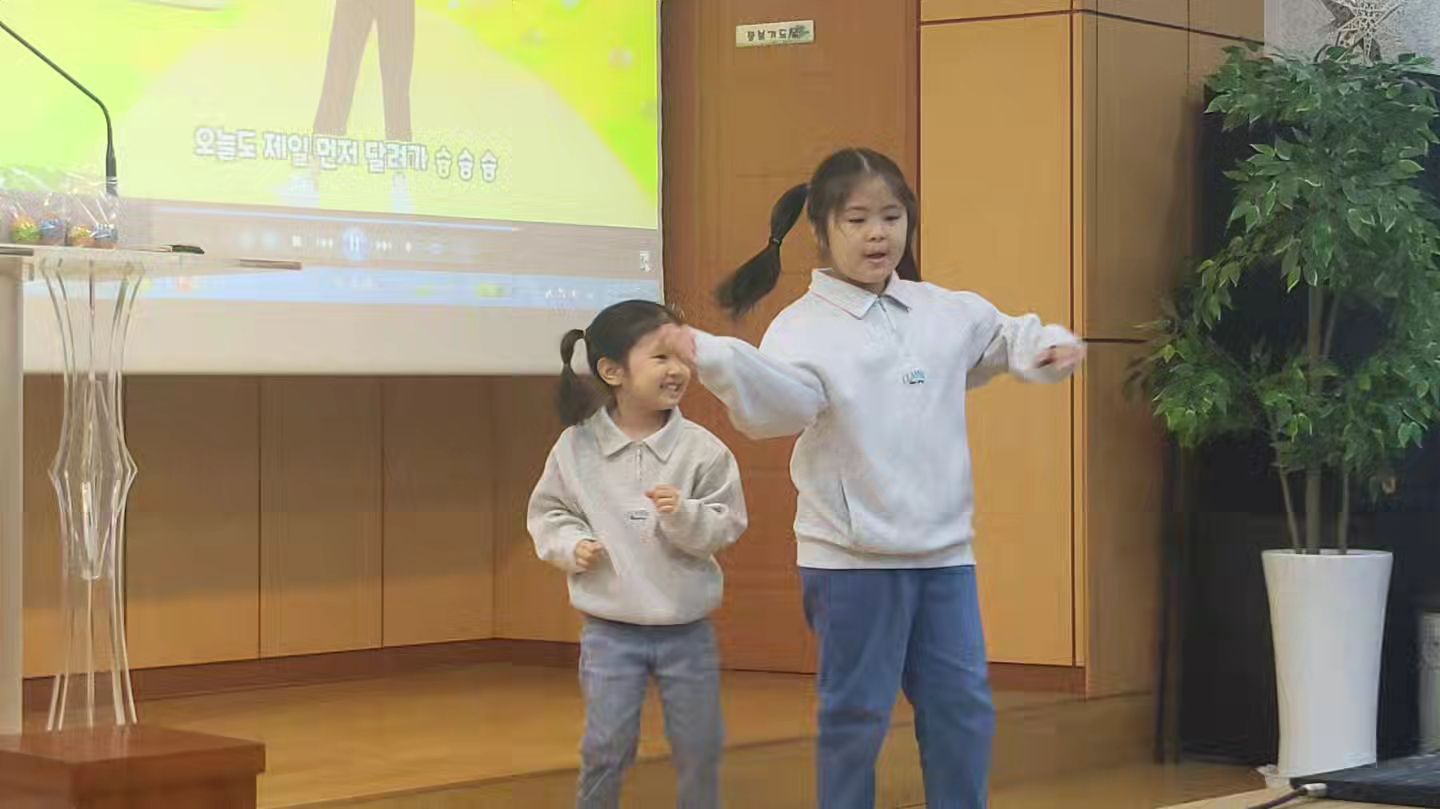 3/31은 부활주일🐣
여니들이 부활절 축하공연을 하였다🤭
부끄러웠지만 잘 해내고 티니핑을 선물로 받아
너무너무 행복했다고 말하는 여니들...ㅎㅎ

#부활절감사예배 #감사드림 #엄마보다나은딸들
#기특한내새꾸❤️ #주님께영광 #여니자매