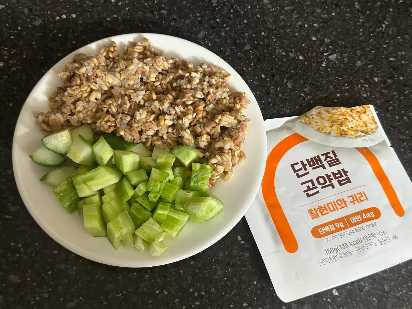 #제품제공
테이스틴 단백질 곤약밥으로 오이비빔밥 만들어 먹었어요
오이 잘게 잘라서 영이의숲 꽃카 굿즈인 준비용그릇에 담아서 옮기니까 흘린는거 없이 너무 간편하더라구요🙂
단백질 곤약밥 찰현미와 귀리밥에 오이반개랑 간장소스(간장+식초+들기름+스테비아) 뿌려서 완전 간단하게 먹었어요 다른 재료 넣어도 맛있는데 이렇게만 먹어도 고소하고 담백하니 맛있었답니다?

#종근당건강#종근당건강테이스틴#테이스틴#Tastyn#꽃카굿즈#프로테이 스틴2기건강쉽단#단백질간편식#식단추천#단백질식단
