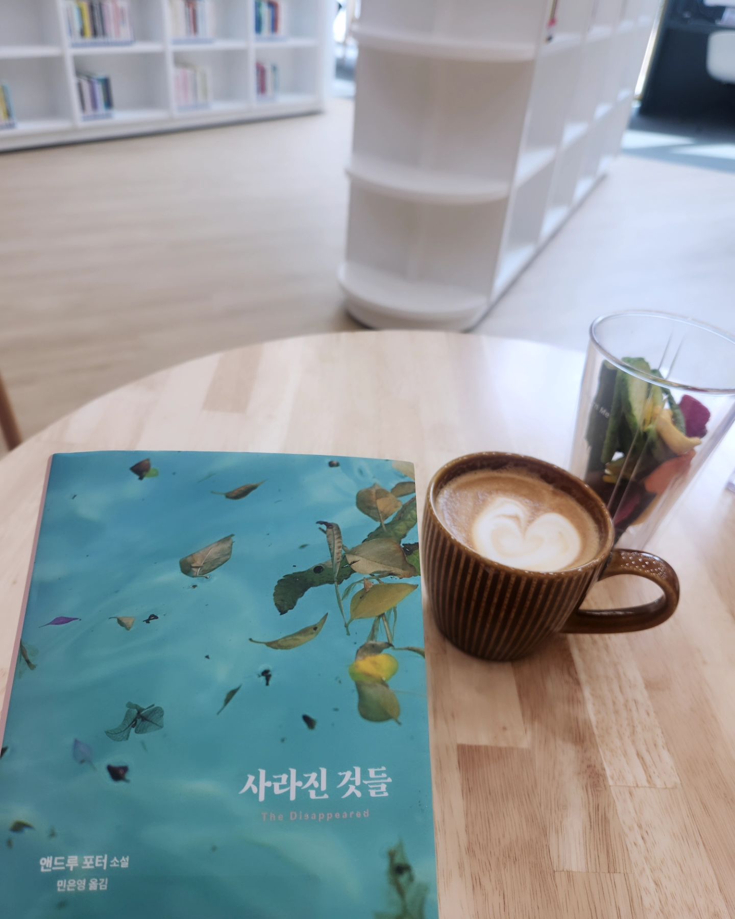 아 [사라진 것들] 좋아요 
마지막에 실린  '사라진 것들'  참 좋아요 
'빛과 물질에 관한 이론'의 앤드류 포터를 다시 만난 기분
상실에 대해 남겨진 자들의 쓸쓸한 기분을 
우아하게 보여주네요 

"자식을 땅에 묻는 불가해한 과제 앞에서는 인생의 그 어떤 경험도 도움이 되지 않는다" 

상실의 슬픔을 말하는 
떨림의 애도가 잔잔한 울림이다 

더 사랑하고 잘 살기를 바라는 순간에 미움의 대상이 떠올라 
잠시 아팠지만 
그럼에도 다행이고 괜찮지
다정한 손내밀며
사라지는 소중한 것들을 위해 나아가야지 

독자에게 어떤 방향을 제시하지않아도 읽고나면
스스로 길을 찾아 떠나게 되는듯 해요 

2019년 10월쯤인가 우리 북클럽에서 앤드류 포터 [빛과 물질에 관한 이론] 읽고 작가에게 이메일을 보낸적이 있다
토론하며 궁금한 질문과 모임사진도 보냈는데 그는 미국동부에서 거의 실시간으로 답장을 보냈고 우린 환호했고 즐거웠다
아마 한번 더 보냈고 또 답장 받아서 
포터 그 양반 섬세하고 자상하다며 얼굴만 미남이 아니구먼 뭐 이런 덕담들이 오고 갔었지
어젯밤 문득 생각나 
'빛과 물질에 관한 이론' 다시 꺼내 읽는다
너무 아름다운 소설로 기억되는 그 이야기를

#사라진것들#앤드류포터
#빛과물질에관한이론#단편소설
#북스타그램#독서모임
