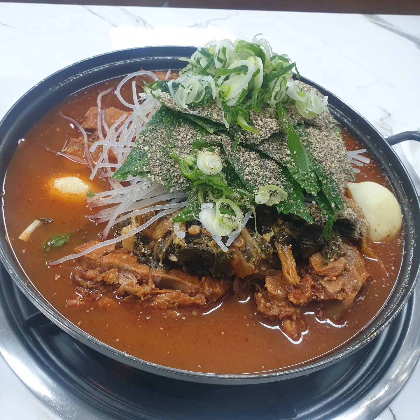 인생 감자탕 맛집 찾음요
1989감자탕
동그란 감자 통으로 두개 들어있고요
깻잎 매우 푸짐s
국물맛이 진짜 깊음의 절정
뼈고기 양 실화냐
살코기도 엄청많고요
겨자간장맛 싸움 아니겠습니까
여기 겨자간장 존맛이에요

이거보세요오~!
인생 감자탕 맛집
1989감자탕
이검 못참치!

#협찬
#감자탕맛집 #1989감자탕 #송내역맛집 #송내역해장국 #송내역감자탕 #1989
