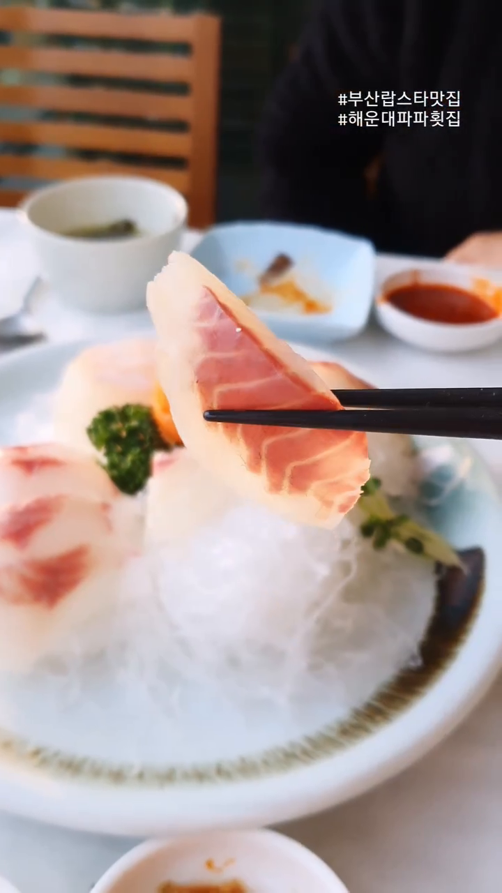 부산 랍스타 맛집 파파횟집

전망좋은 해운대 파파횟집에서
랍스타 코스요리 먹고 왔는데요
구성이 너무 좋더라구요

신선한 회부터 쫄깃한 찜까지 
탱글한 식감 무엇!! 1도 비리지않고 
정말 맛있었어요

해산물과 고급 활어회도 코스로 
푸짐하게 먹을 수 있었는데요 
회도 쫄깃 고소해서 정말 맛있게 먹었네요

코스 마무리로 매운탕이 나오는데
시원하고 개운한 맛이 좋았답니다

운전만 아니면 소주 한 잔이
절로 생각이 났네용 ㅎㅎ 

평일인데도 예약손님과 
방문손님이 정말 많았는데요

뷰가 좋은 창가자리는 
예약하시는 걸 추천합니다

직장인 회식장소, 커플 데이트 장소,
모임장소, 가족외식장소로 좋은 
해운대 미포 파파횟집

부산 랍스타 맛집 찾으신다면
꼭 가보시길 추천합니다 ^^

📍주소 : 부산 해운대구 달맞이길62번길 38 씨랜드 2층
📍주차 : 건물 주차장 2시간 무료이니
  계산 시 할인권 꼭 받아가세요

#부산랍스타맛집 #해운대랍스타 #미포랍스타 #전망좋은해운대횟집 #파파횟집 #부산횟집추천