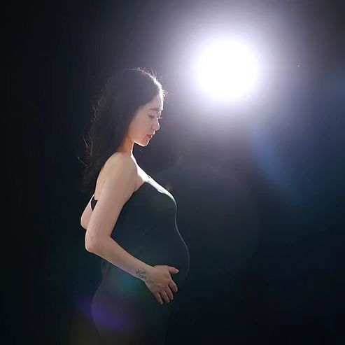 무료만삭촬영이란말에 2시간반동안 쎄빠지게 찍고나니
성장앨범계약안하고 사진받으려면 25만원 달라는 스튜디오랑 입씨름하고 겨우받아낸 소중한 내사진^^....
그조차 화질쓰레기에 스튜디오이름까지박아서 보내주는 굉장한스튜디오...^^그런말장난으로 장사를왜하는쥥..그렇게사진에자신이없낭....너무기분안좋게시간은시간대로버리고 기분은기분대로상하고 몸은몸대로데고
마음에드는사진은아니지만 그래도 추억으루 남기는걸루😊

내가볼땐배가엄청나온거같은데
다들마니안나온거란당..
근데또병원에선쭉쭉이가크다는데 5뜨케나올껀지 궁금해죽게땅
이제 한달좀더남앗눈뎅
제발 건강하고 이뿌게 엄.마.닮아서나오렴내쭉쭉아🤰💙

#만삭촬영#김해만삭촬영#김해만삭촬영사기#속지마세요👊