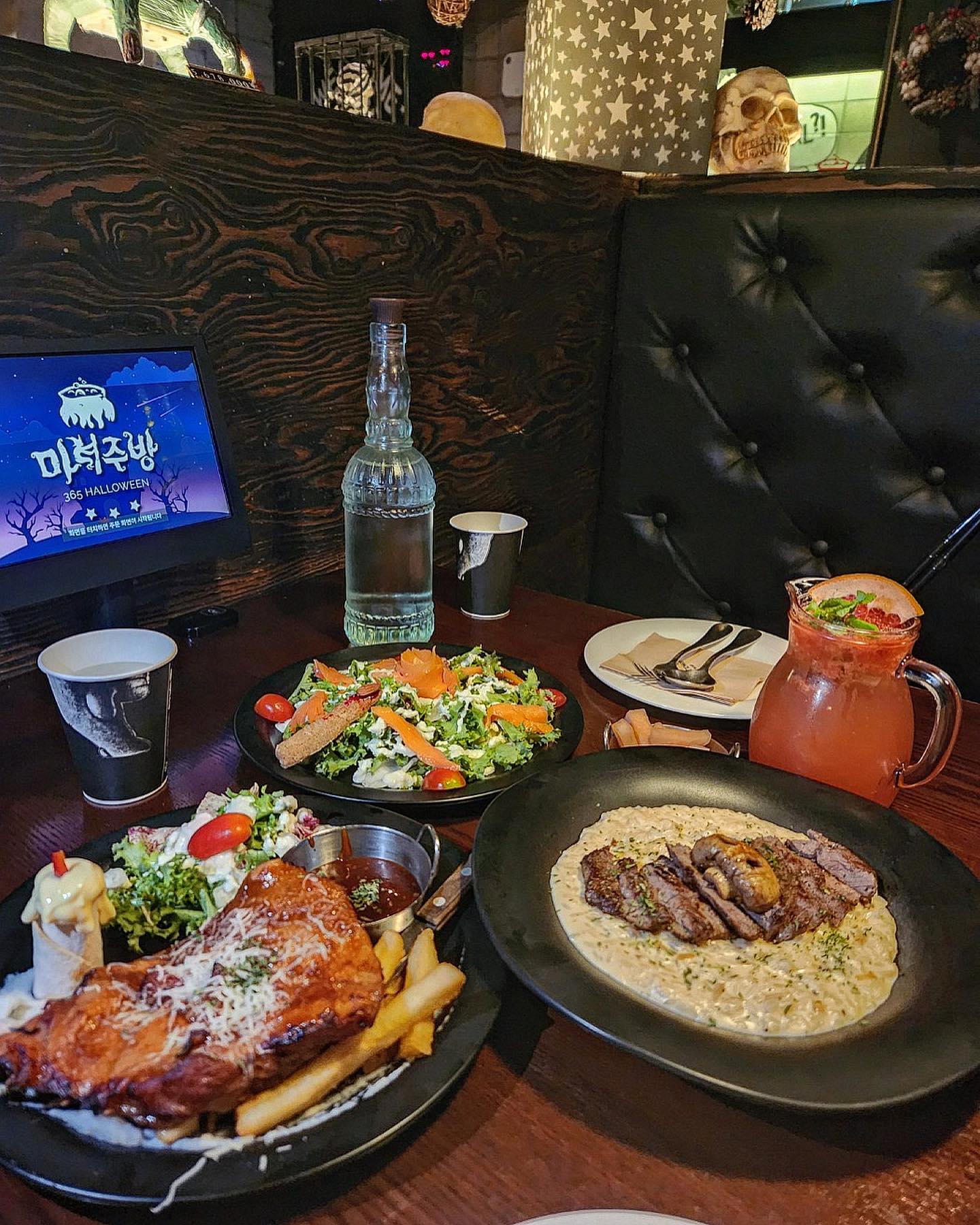 #협찬 365일 할로윈컨셉의 이색맛집, 강남 #마녀주방 🕸️

이색적인 데이트하기 좋은 독특한 컨셉의 양식집,
마녀주방 강남점에 방문해보았어요 🧙🏻‍♀️

저는 예전부터 가격대비 매장 분위기도 좋고 맛도 좋아서 
자주 왔었는데, 신메뉴가 나와서 좋은기회로 다시 오게되었답니다!

시그니처 메뉴인 시몬스의 닭다리바베큐는 부들부들한 닭다리살에
두툼한 식감이 어우러지니 맛있었어요 🍖

함께 나오는 매콤하고 달달한 소스에 함께 찍어먹으면 
닭다리살이 입에서 살살녹는 맛이 정말 부드러운 맛이에요☺️

훈제연어샐러드도 싱싱한 샐러드위에 연어가 듬뿍 올려져있어
샐러드소스와 함께 식사전 입가심하기 좋은 맛 이었어요! 🥗

그리고 시그니처인 미이라포테이토피자는 
피자도우가 페스츄리로 되어있어서 바삭바삭한 식감이들었고
치즈도 부드럽게 쭉쭉 늘어나서 굉장히 맛있었어요 🍕

다른 스테이크와 메뉴들도 전부 만원대로 저렴하고
매장분위기도 유령,촛불 컨셉의 메뉴가 많고 코스튬도 가능하니
강남에서 이색데이트 찾으시는분들 꼭 한 번 드셔보시길 추천드려요!🧛🏻‍♀️🕸️

📍상호 : 마녀주방 강남점
📍주소 : 서울 강남구 강남대로94길 9 크리스탈빌딩 지하1,지하2층
📍영업시간 : 화~일 12:00~22:30 월 12:00~22:00
📍메뉴 : 훈제연어샐러드(8,800)시몬스닭다리바베큐(9,800) 부채살크림리조또(14,900) 미이라포테이토피자(17,500)링거칵테일(7,000)

#마녀주방강남점 #강남맛집 #강남역맛집 #강남역술집
