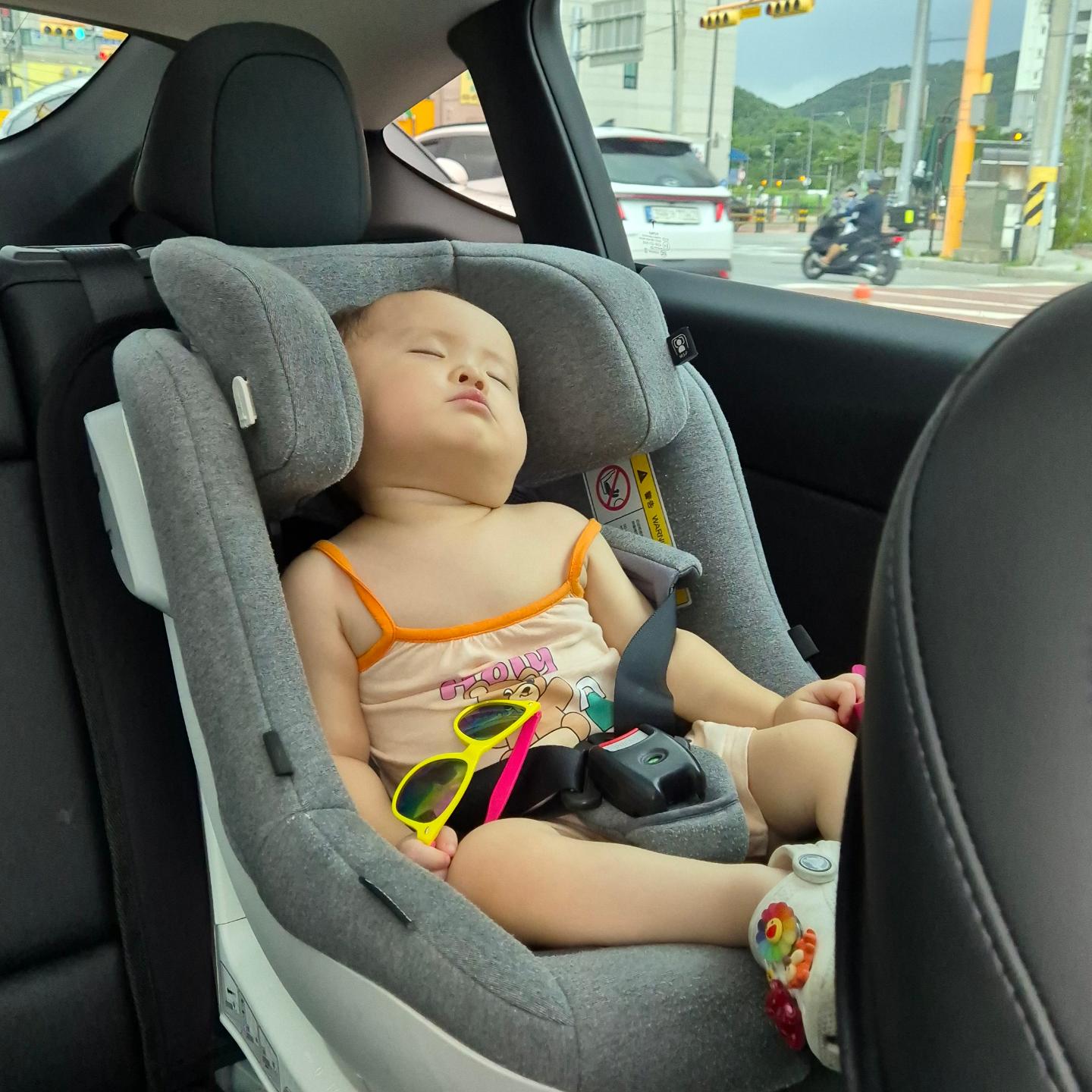 .
작년에 이어 시현이와 함께하는 여름방학 😆

자기 몸 하나 잘 가누지도 못했던 지안이는 
어느새 언니들하고 어울리는듯 아닌듯 놀았고
우리 쫍쫍이들에게 이른 육퇴는 없었던 2박3일 🙂‍↔️

제법 커버린 쫍쫍이들이라 엄마아빠가 작년보다
조금은 수월하게 시간을 보낼 수 있었다....🫶🏻

1번 쫍쫍이 시현이는 어느덧 기저귀를 뗀 언니야로 되어있었다 👏🏻
2번 쫍쫍이 지율이는 시현이가 화장실만 가면 고모,고모부 호출하기 바빴고
3번 쫍쫍이 지안이는 언니들 따라다니다가 엄마찾기 바빴다 😵

벌써 2박3일이 지나고 일상으로 바로 복귀한 꿈같은 2박3일 🥹
아직 겨울방학이라는 무시무시한게 한번 더 남았으니
겨울엔 쫍쫍이들과 눈밭을 뿌시러 .. 가봅시다요 👊🏻

#가평킹덤키즈풀빌라 
#아가들의여름방학