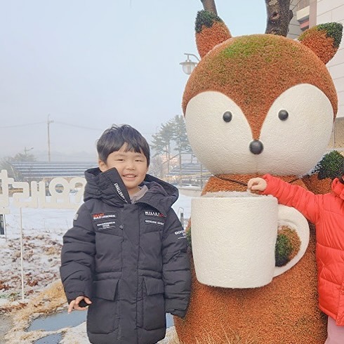 ʕ•ᴥ•ʔ

잠들기전 수호랑 대화하는데,
수호 오늘은 뭐했어? 선생님이랑 도서관갔어? 하니
웅, 근데 수호는 도서관에서 엄마 기다렸는데
엄마가 안왔어.. 보고싶었잖아~하는데
뭔가 마음이 찡(ಡ‸ಡ)

말을 너무 예쁘게 해주는 아들이라
너무너무 사랑스럽고 조금만 천천히 커줬음싶다
🥲

언제 이렇게 자랐나 싶기도하고
매일 잘해주지도 못하는데 
엄마사랑 넘치는 아들이라
매일매일 미안한기분 ,, 죄책감 그만!

이렇게 내일은 더 잘해줘야지 다짐하고
내일되면 또 기억못하는 붕어같은임산부,,

#엄마를용서해
#F가F를낳았네