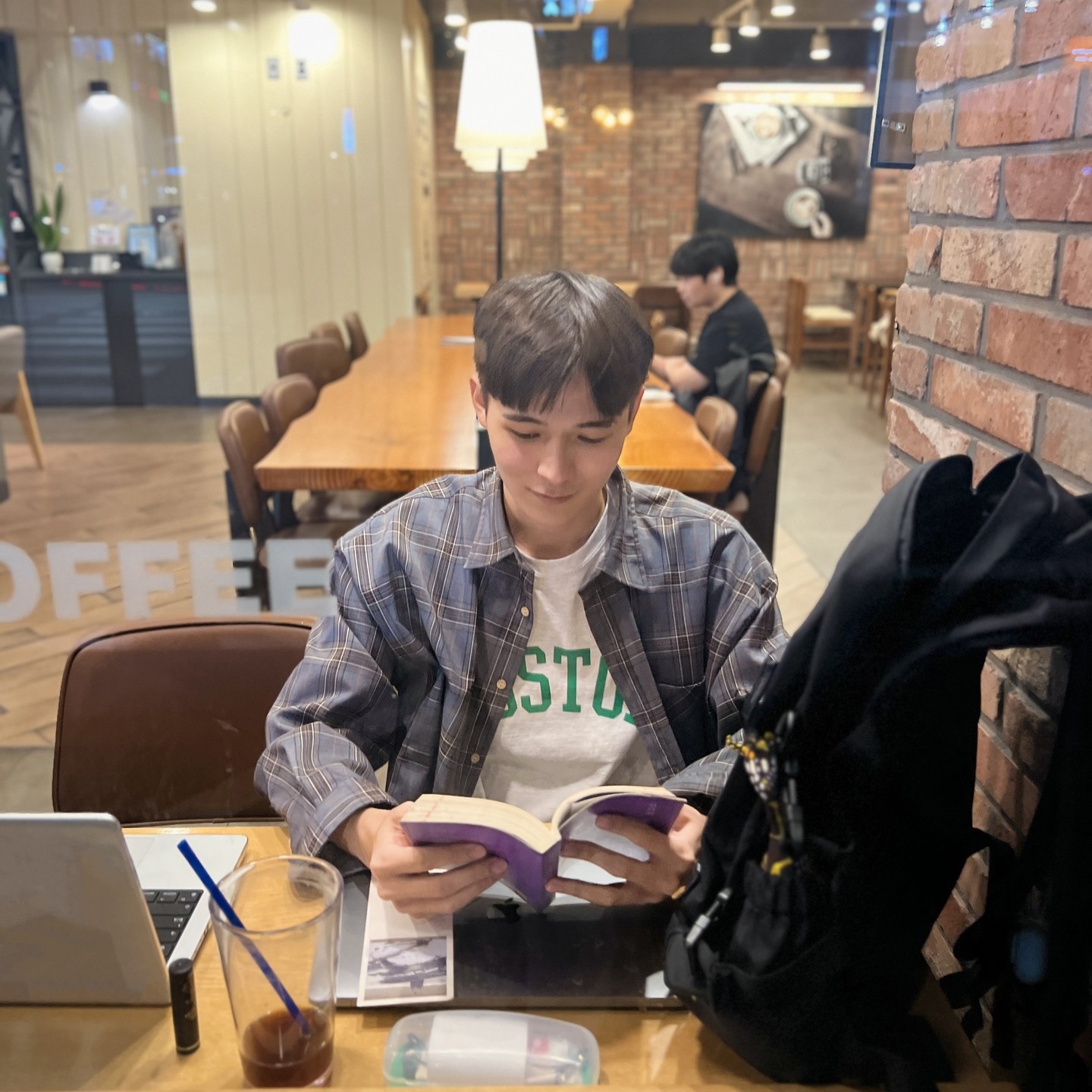 ☕️ 카페에서 책읽기

마음에 여유.

처음으로 제 얘기를 해보려 합니다.

저는 음악에 도전하기 시작하고나서
미래에 대한 걱정, 음악적 고민을 멈출 수가 없게 되어
불면증에 시달렸습니다.
매일 아침이 힘겨웠습니다.

스스로 스트레스를 푸는 법을 몰랐고
점점 쌓여갔습니다.

9월이 되고, 여유와 열정을 잃어버린 제 모습을 봤고
근본적으로 이를 이겨 나가기 위해
'나'를 알아가기로 했습니다.

읽는 책의 종류를 소설에서 에세이로 바꿨고
매일 아침에 명상을 하며,
혼자 놀러가거나 카페에 가기도 합니다.

덕분에 점점 마음의 여유가 생겼고
잠도 잘 자고 매일 아침 웃으며,
다시 여유있고 열정적인 모습으로 
돌아올 수 있었습니다.

여러분도 힘든 일이 있다면,
천천히 돌아보는 시간을 
가지면 좋을 것 같습니다.

아침 명상, 운동, 독서, 일기가
저에게 큰 도움이 됐기에
여러분께도 꼭 말씀 드리고 싶었습니다.

오늘도 부디 평안한 하루를 보내길 
진심으로 바랍니다.

#꾸안꾸룩 #꾸안꾸코디