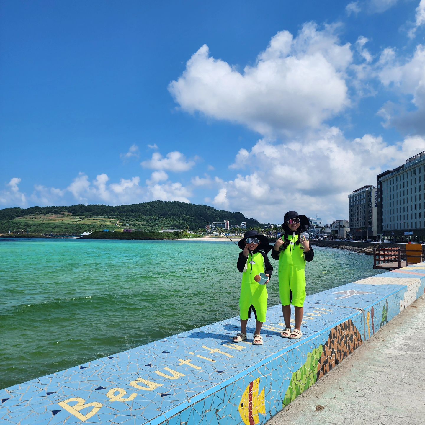 #어디서찍어도화보 📸

진짜 이쀼 너희들도 바다도👧🏻👦🏻🌴🏖

#제주여행 #제주여행기록 #아이랑제주
#함덕바다 #제주바다 #함덕해수욕장 #남매제주
#제주여행즐기기 #남매제주여행 #제주여행코스