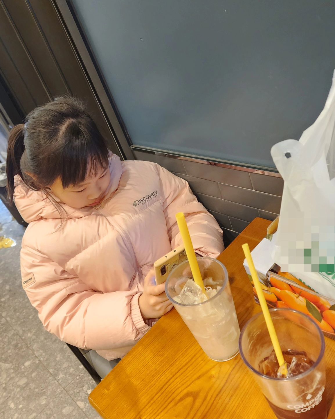 치과 때문에 세교
잠시 둘이 카페 데이트♡
키위쥬스 후딱하고
휴대폰만 쳐다보는 초딩언니
고학년의 세계로 접어든듯 싶으이~~~
이제 집에 가쟈~~~