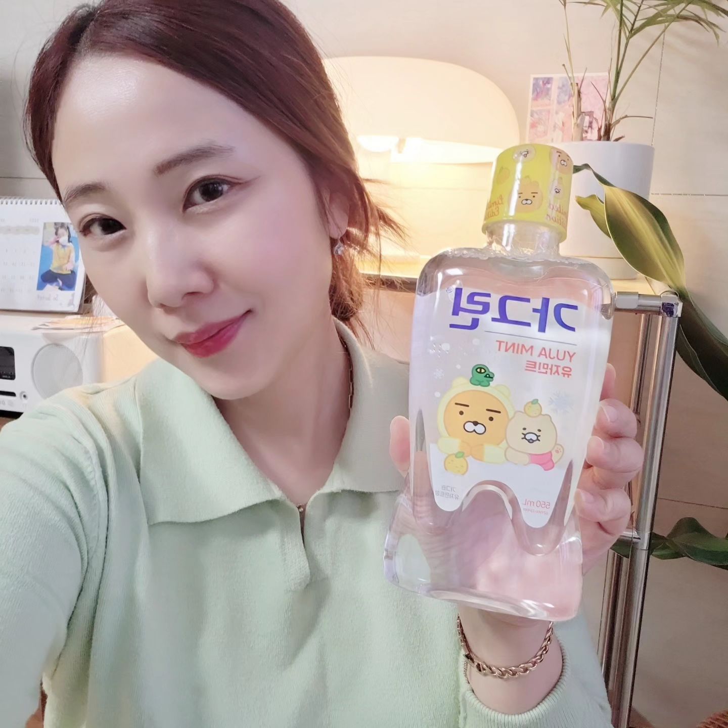 #광고 

가그린 피치민트에 이어 한정판 리미티드
에디션으로 생산된 가그린 유자민트에요🍋 
상큼한 유자향이 입안을 상쾌하게 해주네요🍃

가그린 유자민트는 겨울에디션으로 너무
너무 기대가 되는데요🫶

우리가 애정하는 카카오프렌즈 라이언과 
춘식이와의 콜라보레이션으로 더욱 
사랑스러운 패키지와 스티커까지 증정하니까 
절대로 이번 에디션 놓치면 안되겠죠😉

양치로는 다 사라지지 않는 구취 및 프라그를 
제거하는데 도움을 주고 충치 및 치은염 예방에도 
좋다고 해서 요즘 꼭 가그린해요💛

에탄올 무첨가에 상쾌하고 깔끔한 유자향에 맛도 
순해서 구강청결제 초보자에게 추천합니당👍

올리브영 단독기획으로 판매하니 지금 
올영에서 만나보세요😘 

#가그린 #유자민트 #가그린유자민트 #카카오프렌즈 #춘식이 #라이언 #구취제거 #선물추천 #올영추천템