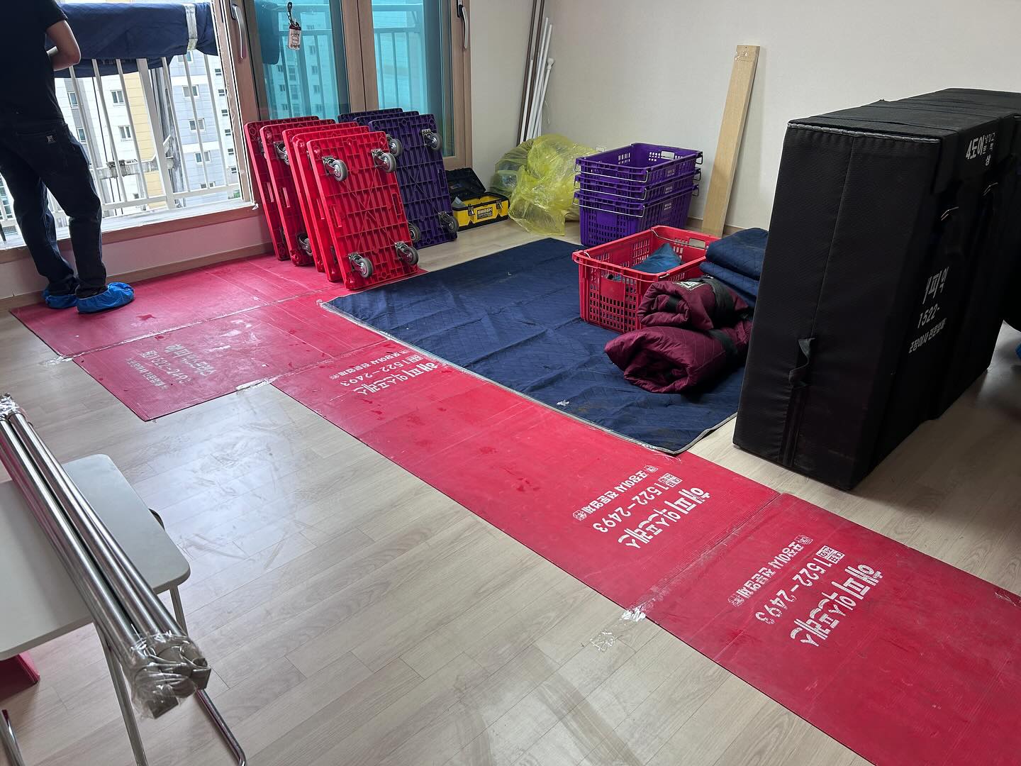 대전>용인>수원 
4년만에 이사  이번엔 넘집아닌 ..결혼 10년차 첫 내집으로 
그새 커버린 애둘은 친구들이랑 헤어지기 싫어하고 ..그래도 정든동네 아쉽지만 ! 가야지~ 설레기도 어색하기도 그리거 울컷도 조금 ?하기도 ㅎㅎㅎ 
이사는 5월30날 했는데 왜 아직도 정리가 안 된 것인가? 언제다되서 집스타 그램 해보나 ㅋ
극도의 맥시멀라이프는 어딜가나 힘들어ㅠ-ㅠ 비워내자! 애들아!!!!!!!
이제 1층아니야...뛰지마아.........
.
.
#아들들 #딸 #신남매 #이사 #이제 #수원맘