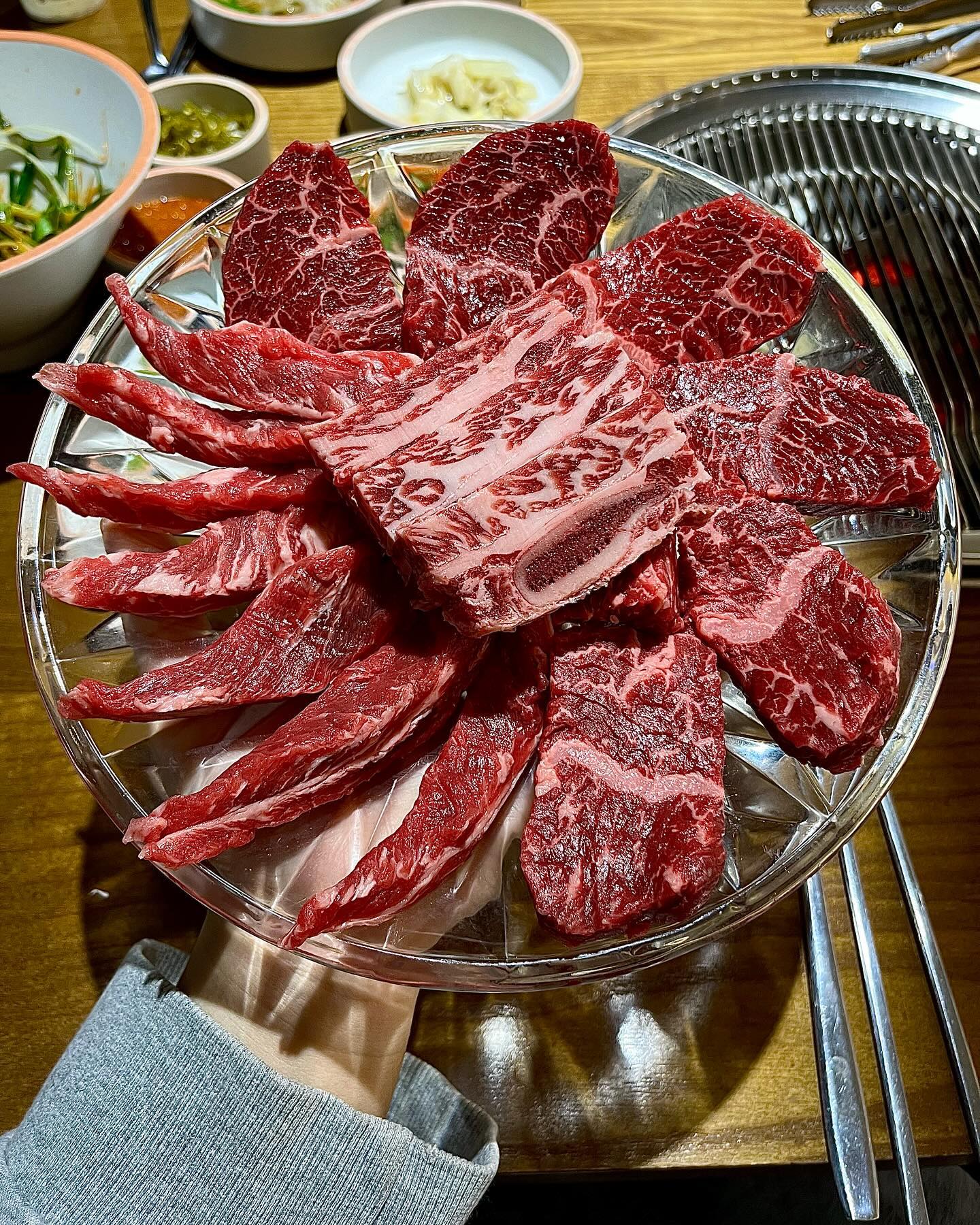 #협찬 #봉담양심소 

봉담 줄서서먹는 고기집🤤 양!심!소!
고기질 엄~청 좋아요 때깔보세요👀
고기와 궁합 좋은 밑반찬 덕분에 끝도 없이 들어간다아아💕

저희는 양심소 한판 먹고 왔는데요
또갈집이네요 여기 찐맛집입니다👍

✨양심소 한판 49,000원
(갈비살, 안거미살, 뼈갈비살)

일단 소고기가 살살 녹아요…❤️
마블링이 적당히 있어서 
촉촉하고 부드러워요.

반찬은 짜지않고 깔끔해요.
갓김치의 시원상큼함과 고기의 기름진맛이 미친 조합이구요
제 1픽은 고추절임과의 조합입니다🤤
꼭!!! 고추절임이랑 고기 같이 드세요ㅠㅠ너무 잘어울려요!!!🫶

봉담 양심소
수제왕갈비탕도 맛있다고 소문 났더라구요,,
다음엔 왕갈비탕 뿌시러 갑니닷🤩

아이들도 함께 먹을 수 있는 김치알밥, 날치알주먹밥 메뉴 있어요!

점심특선으로
고기와 차돌된장찌개 or 물냉,비냉 의 정식메뉴도 있으니
다양하게 드시고 싶다면 점심에 방문해서 정식 드시는 것도 추천!

✨점심특선 11시~14시
*양념소갈비정식 21,000원
*수제양념돼지정식 20,000원
*수제왕갈비탕 16,000원
*왕갈비칼국수 12,000원(뼈 2대)
*육회비빔밥 10,000원
*선지해장국 9,000원

👍양심소 봉담직영점
📍경기 화성시 효행로265번길 4 1층 양심소 봉담직영점 ( 대형주차장 완비 )
(봉담 이마트 건너편, 맥도날드 바로 옆에 있어요)
📞010-2403-0913
✔️매일 11:00-22:30

#화성고기집 #화성삼겹살 #화성한우 #기안동맛집 #기안동고기집 #봉담한우 #봉담고기집 #봉담맛집 #기안맛집 #봉담소고기 #봉담회식 #봉담모임 #봉담회식장소