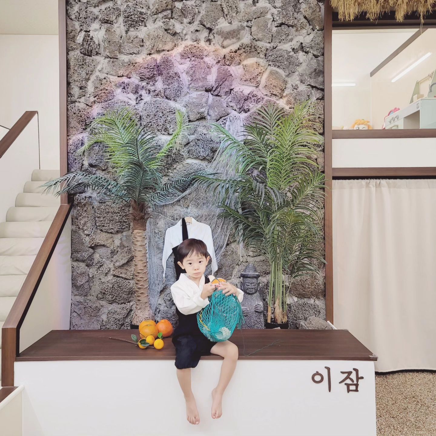 #장소제공 x  ezamkidspool_geomdan

지난주말 ~  추워도 물놀이 좋아하는 찬열이와
제주감성 가득 담은 프라이빗 키즈풀
❝이잠프라이빗키즈풀파티룸 ❞ 를 다녀왓어요.ᐟ

인천에 제주도가?!?!? 읭? 했는데
진짜 이잠키즈풀은 제주도의 감성이 가득
휴양지 느낌까지 뿜뿜이였어요 🏝

깊은풀(60~70cm) 얕은풀(25~30cm) 로 
깊은풀도 많이깊지도않고, 얕은풀도 물놀이하기
안전해서 찬열이 노는 모습 지켜만봐줘도 될정도.ᐟ

다양한 물놀이장난감도 있고, 보트도있어서
얼마나 혼자서도  잘놀던지~  이제집에가자해도
더놀자고 안나간다고🥹

제주도 해녀사진 돌하르방 포토존앞에서
컨셉사진도 이쁘게남길수있어서 좋더라구요ꯁ

비행기타지않고, 가까운곳에서 휴양지 느낌
느끼고싶다면  이잠프라이빗 키즈풀파티룸 추천해요ꕁ

╭┈ ﾟ𖤐.⋆인천서구❝ [이잠프라이빗 키즈풀파티룸] ❞ 

༘⋆ 주소
인천 서구 이음대로 388 ABM타워 8층 

༘⋆이용안내 
• 오전 09-14시 (5시간)
• 오후 16-21시 (5시간)
 
༘⋆기준인원 8인 / 최대12인까지가능

༘⋆제주감성 가득 담은 프라이빗 키즈풀 
  휴양지 느낌까지 .ᐟ🏝

༘⋆깊은풀&얕은풀 / 미니보트 🚤 

༘⋆ 다양한 장난감 & 미끄럼틀

╰┈➤ 이잠프라이빗키즈풀 ezamkidspool_geomdan ೄ

🏷 𝚃𝚑𝚊𝚗𝚔 𝚢𝚘𝚞 ezamkidspool_geomdan

#이잠 #검단키즈풀 #인천키즈풀 #워터룸
#검단키즈카페 #인천아이랑 #인천키즈카페
#인천아이와가볼만한곳 #인천아이와갈만한곳
