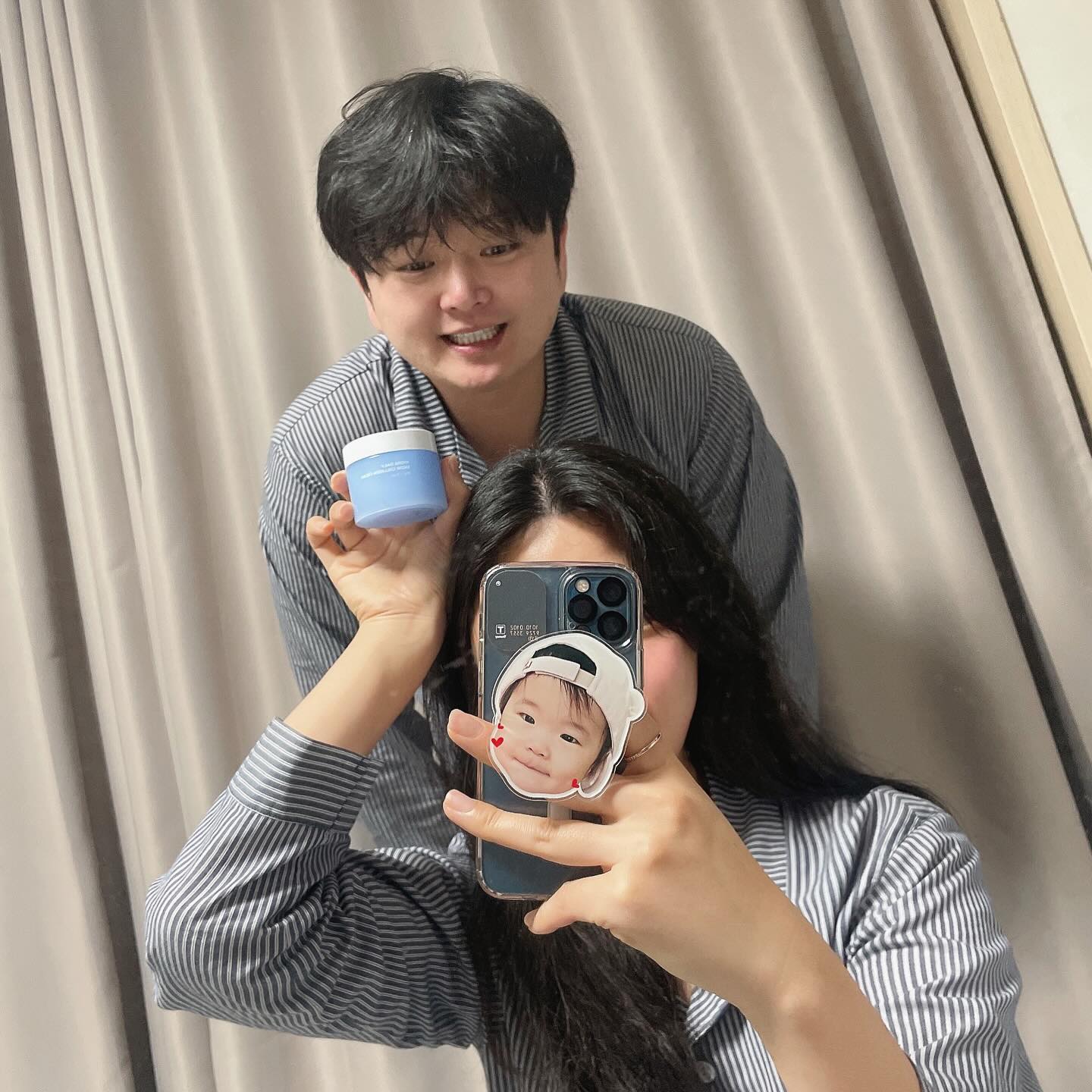⠀
#협찬 #리뷰노트
크림 한 통에 초저분자 콜라겐이 듬뿍 들어있어
바르면 바로 피부 콜라겐이 102.7%나 증가한다는
#퐁당하이드라데일리스노우콜라겐크림 💓
눈처럼 녹는 샤베트 제형이라 피부에 사르르 발리고
탄력 결, 피부 결, 모공 결이 개선되어 맞춤케어 해주는 느낌👍
피부를 진정시켜주는 효과도 있어 피부톤도 균일하게 만들어주어 넘 만족!
이 크림으로 오빠랑 피부관리 열심히 해야지🫶

⠀
#콜라겐크림 #스노우크림 #저자극크림 #주름케어 #피부결개선크림
#노화방지크림 #탄력크림추천 #콜라겐