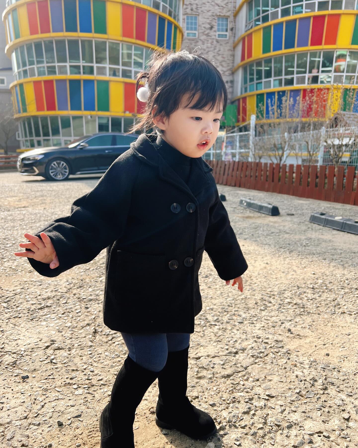 #어린이집 #설명회 #681days 🖤

내년 3월 신학기 입소를 위해 다녀온 설명회,
현관들어서서 신발 벗겨 내려주니 엄마 손도 놓고
타다다닥 신나서 팔딱팔딱 뛰어들어간 꿀ㅋ딱ㅋ
1시간 30분 동안 진행됐는데 입소 전부터 실내놀이터에서
선생님들과 앞머리가 땀에 젖도록 신나게 놀다왔어요..🌝

선생님께서 원래 어린이집 다녔었냐고..ㅋㅋㅋㅋ
엄청 신나게 놀아주셨는지 가자하니 아쉬운 표정을..
그래도 떼쓰지않고 잘 돌아갔습니다!
프로그램이 알차고 꿀딱이가 벌써 너무 즐거워해서
벌써 기대되는 어린이집 생활, 3월까지 뭐든 준비해보자🥺

#적응따윈필요없다 
#한5년다닌애같음
#ㅋㅋㅋㅋㅋㅋㅋㅋㅋㅋㅋ