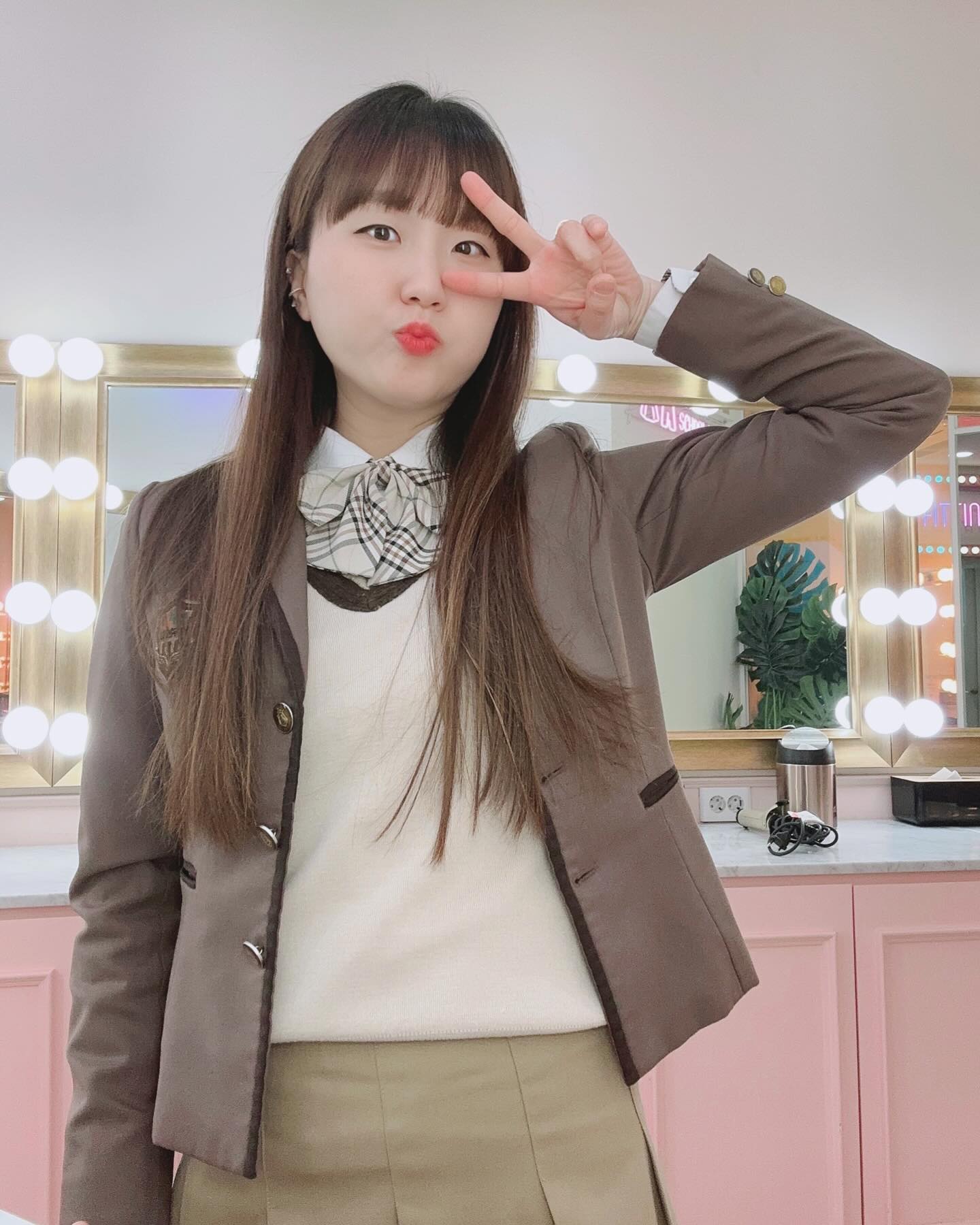 #30대교복 #아주미 #애둘맘 #10대가그립다 
#현실은육아전쟁 #서울여행 #자유부인 
.
.
모든지 할 수 있을것만 같았던 그 시절 10대
욕심없고 하고싶은것 딱히 없던 나에게 꿈은
늘 좋은 사람을 만나 아이들을 낳아 행복한 가정을
만드는게 늘 최고의 소망이자 바램이었다
20대 중후반에 꿈을 이루고 나니 조금 헛헛하다
이래서 꿈은 크게 꿔야 되는거구나 싶기도 하고
물론 행복한 부부생활, 화목한 가정생활은
당연한 일상은 아니고 감사한 일이지만🫶🏻
.
.
오빠와 나는 종종 이야기 나눌때면 우리와 다르게
윤이와 정이는 욕심이 있고 꿈이 컸으면 좋겠다고
그리고 꿈을 향해 한발 한발 가는 걸음을 걷기를
실패해도 좋으니 도전하는 삶을 살기를 바란다고
이야길 나누는데 그렇게 되었으면 정말 좋겠다..❤️
.
.
친구와의 여행에서 다시 교복을 입으며 생각하게된
나의 그시절 나의 후회  나의 즐거움 나의 추억들
결혼하고 가정을 이루고 나니 나보다는 우리 그리고
가족이 당연하게 되기때문에 특별했던 여행이었다
.
.
이제 애기둘맘이 되어서 생각하니 윤이와 정이는
어떤 추억을 만들까 궁금해지는 밤 🤍🤍🤍
5살 4살 윤남매의 일상에 지금은 즐거움으로
가득 채워지길 엄마 노력할게 (싸우지말아줘 말좀들어)
.
.
.
#즐거웠다 #불태웠다 #2만보걸으니피곤 #체력한계 
#서울여행 #교복데이트 #연년생남매맘 #남매맘 
#좋반 #좋아요반사 #좋반테러 #좋아요 #육아일기
#육아소통 #육아맞팔 #광고는싫어요