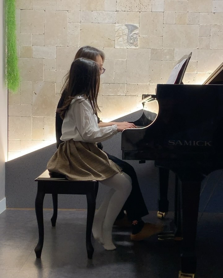 채윤이 첫 피아노 연주회ㅎㅎㅎ
피아노 배운지 얼마 안되서 선생님과 듀엣으로🎹 
너무 잘했어~~ 우리 예쁜 채윤이💕 
#피아노3개월차병아리