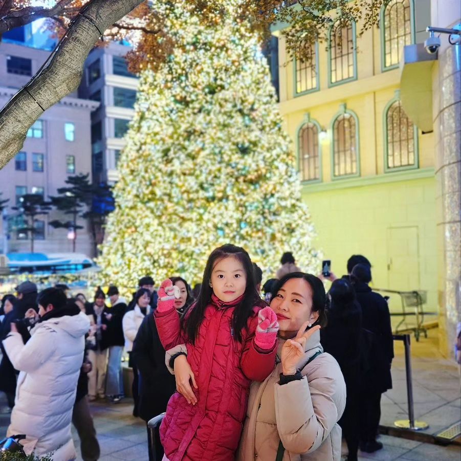 롯대백화점 본점에 설치된 대형 크리스마스트리.🎄
더현대서울은 광탈 당하여 예약도 안되는 야외공간인 이곳에 왔는데 사람들이 엄청 북적북적 했어요.
저 트리 앞에서 사진찍으려면 줄 엄청 서야해요. 그런데 막상 바로 트리 앞에 서면 트리 전체 모습을 사진으로 담을 수 없는 한계가... ☹️
.
그래서 꿀팁 하나는 그 줄에서 비껴나와 줄 서지 않고 좀 멀리찍으면 우리모습과 트리 전체를 담을 수 있다는..
.
그리고 롯데본관 유리창마다 크리스마스 골목길 컨셉으로 쭉 꾸며져 있었는데 여기도 사진찍는 사람들로 북적북적!
하지만 좀 건지기도 ㅋㅋ 눈으로 보는것도 즐겁네요.
.
신세계 LED 스크린도 봤지만 너무 사진찍는 사람 많아서 포기;;
사람에 치였지만 즐거운 토요일 저녁이었슴다.
.
#롯데본점크리스마스 #롯데본점트리 #명동크리스마스