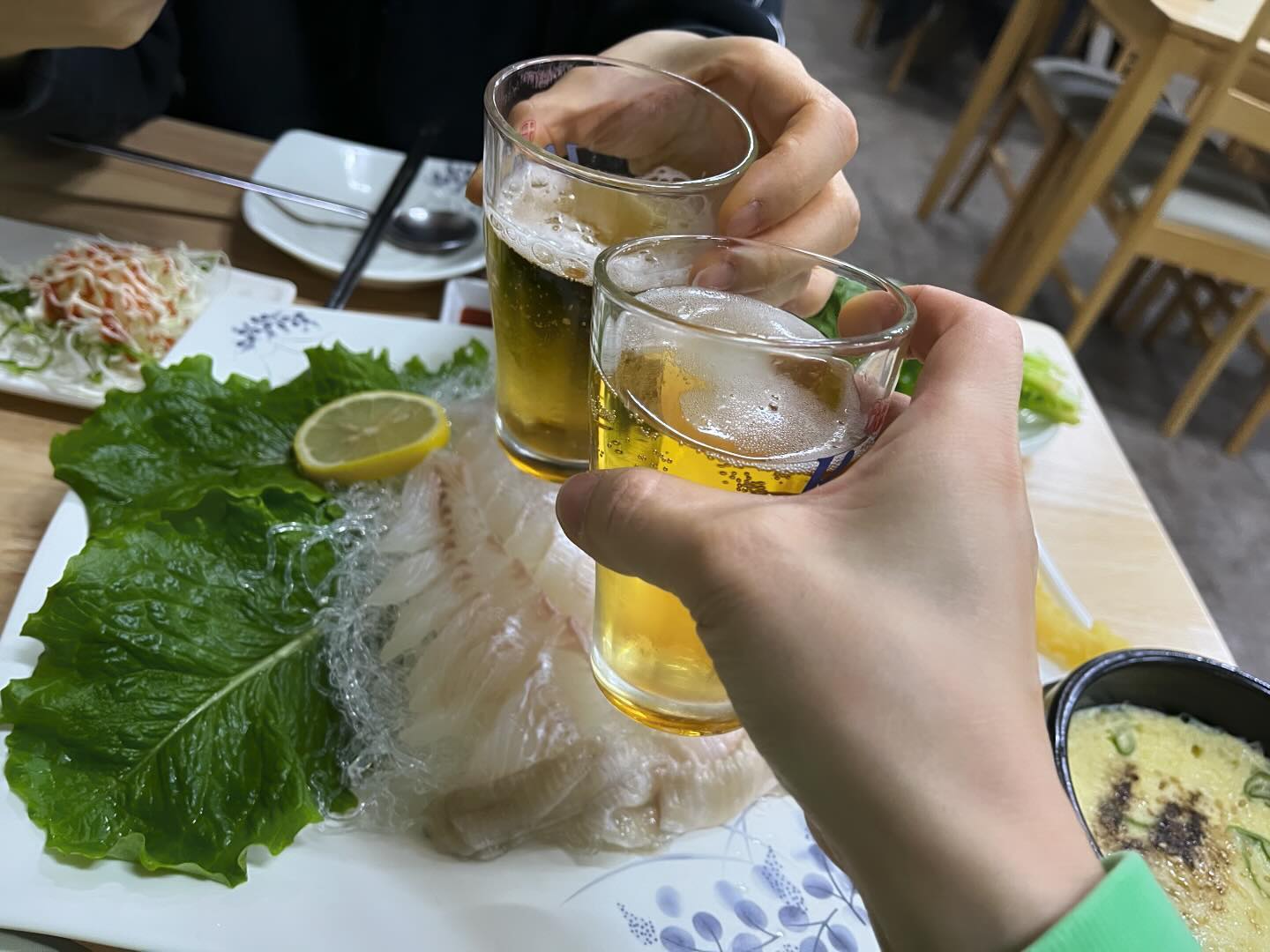 파주에 온지 벌써 4년이 넘었구나…
아무 연고지도 없는 이곳!!
캄캄한 자유로를 타고 철조망이 있는 도로를 한참 달려오니 문산이라는 동네에 도착!!
이제 여기서 살아야 한다고 하던 4년전의 겨울…
이사오자마자 코로나 터져서 삼남매 학교도 못 가고 놀이터도 못 나가던 그때…
이름도 얼굴도 모르는 사람을 만난다는건 내 인생에서 생각도 못 했는데 외롭긴 많이 외로웠나보다
맘카페에서 서로 닉넴만 보고 이 사람 나랑 비슷한데? 생각하다가만나 처음에는 5명으로 시작해서 하나 둘 떠나고 언니랑 나만 남은…
언니도 내가 이사온 시기애 이사와서 우리 상황이 참 비슷했지…
언니덕분에 좋은 인연도 생기고 (안나🫶🏻)4년동안 문산이라는 이 낯선 동네에서 외롭지 않게 잘 지냈네…
이사간다고 이것저것 챙겨주는 언니…
증말😭😭😭😭😭😭😭😭
내가 어디 멀리가냐고~~~~~
그래도 너무 슬프다
서로 일하고 아이들 키운다고 한동네 살아도 잘 보지 못 했지만
나의 파주 첫 인연이라 더 소중한가보다😭😭😭😭
언니 넘 고맙고 언니가 있어 나 외롭지 않았어요
우리 몸은 쬐~끔 멀어졌지만 마음은 지금처럼 변함 없기로 해요!!
으 ㅠㅠ 왜 슬프냐고 😭😭😭😭😭
.
.
.
#나대문자F야#인연
