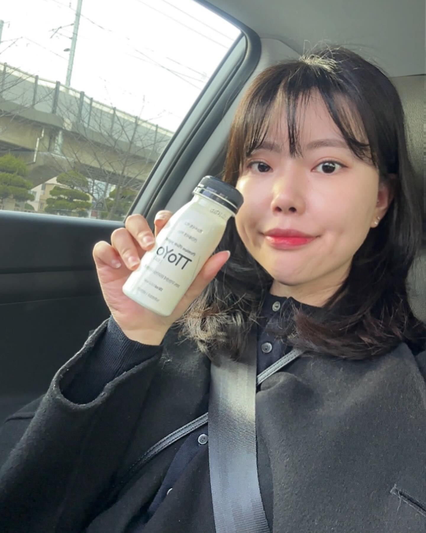 마시는 플레인요거트 #또요 오픈 임박!

🎁전 구성 무료배송 5명 추첨 구워먹는 치즈 증정🎁

또요는요?!🤔
발효를 무려 9시간 해서 만들어져 일반 요거트보다
정성 가득히 만들어진 플레인요거트에요
크리미한 질감으로 마시는 요구르트 보다는
진하고 그릭요거트 보다는 부드러워
목넘김 편해 후루룩 먹기 편하고 가벼워요!

🥛유산균 주목!
무려 1ml장 780,000,000마리 유산균으로
농후발요유에요
일반 발효유에 비해 유산균 함량이 10배가 높고
칼슘,단백질 품질 보장✨

프리미엄 1등급 원유 HACCP인증 무항생제 원유로
아이들도 먹을 수 있는 건강한 요플레에요🩷

또요로 건강란 한끼 챙겨드세요~😆

➡️ 또요는 12월 14일 부터 3일간 공구 진행해요!
구매자 5명을 추첨하여 구워먹는 치즈를 보내드립니다❗️

.
.

#요거트 #플레인요거트 #유산균폭탄 #유산균 #아이들간식 #그릭요거트 #그릭요거트볼 #요거트볼 #다이어트식단 #다이어트식단추천 #다이어터