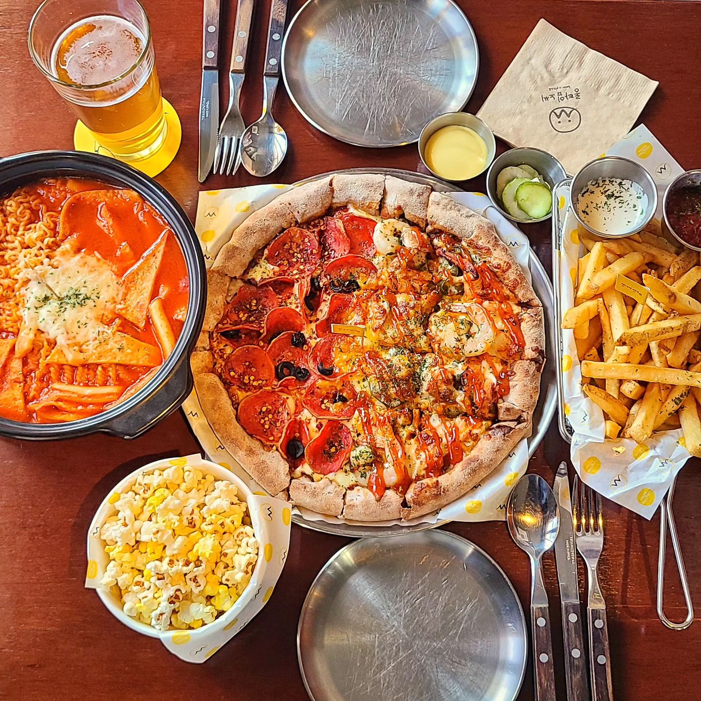 피자먹으러 갔다가 라볶이에 홀릭🧡 

#롱타임노씨
#구로맛집 #구디맛집 #구디술집 #피맥 #라볶이 #감자튀김 #구로디지털단지역맛집 #구로디지털단지역술집 #빅웨이브