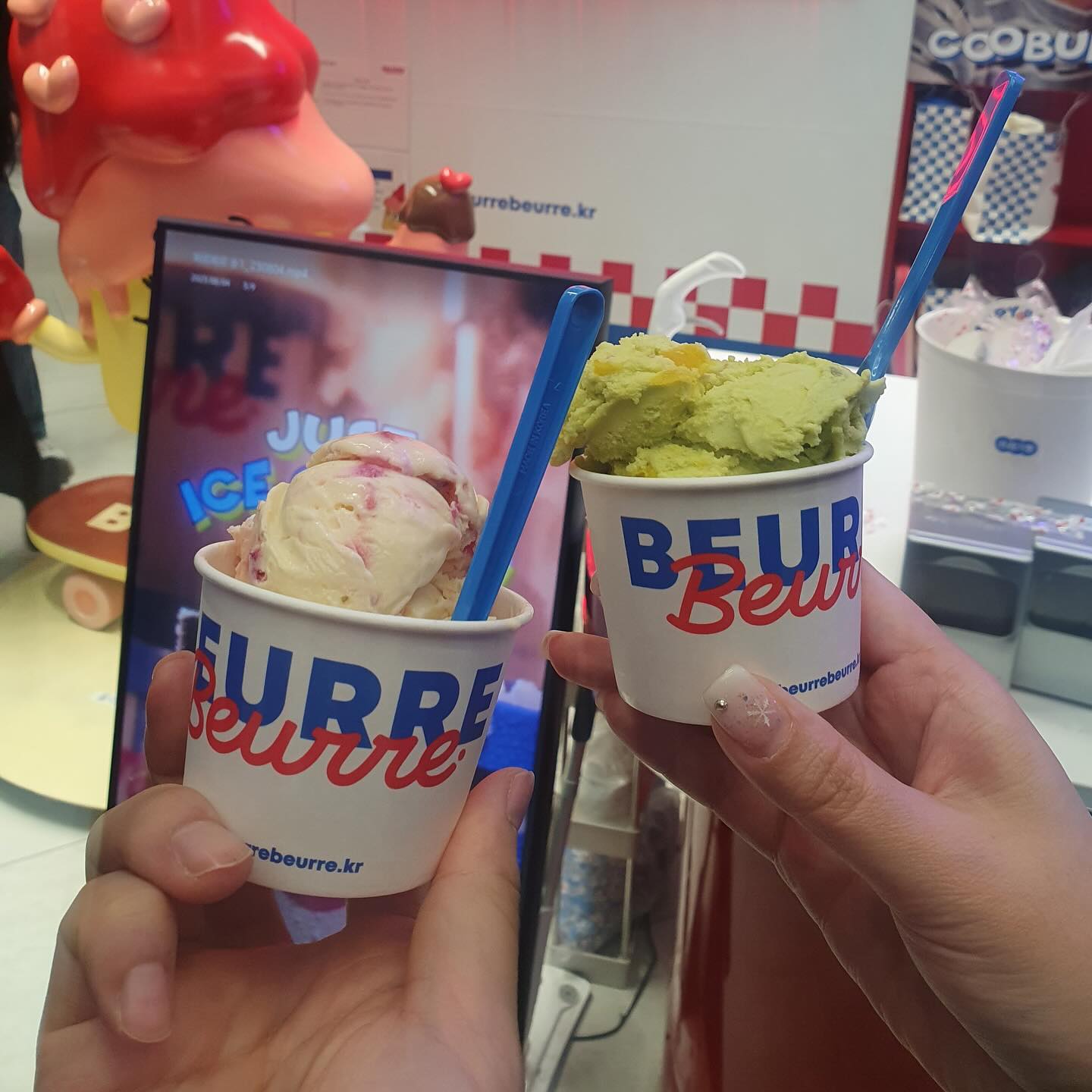 💚🩷아이스크림🍦💚🩷

#더현대 #더현대팝업 #더현대뵈르뵈르 #뵈르뵈르 #뵈르뵈르아이스크림 #뵈르뵈르팝업스토어 #멜론톡톡 #치즈로베리
