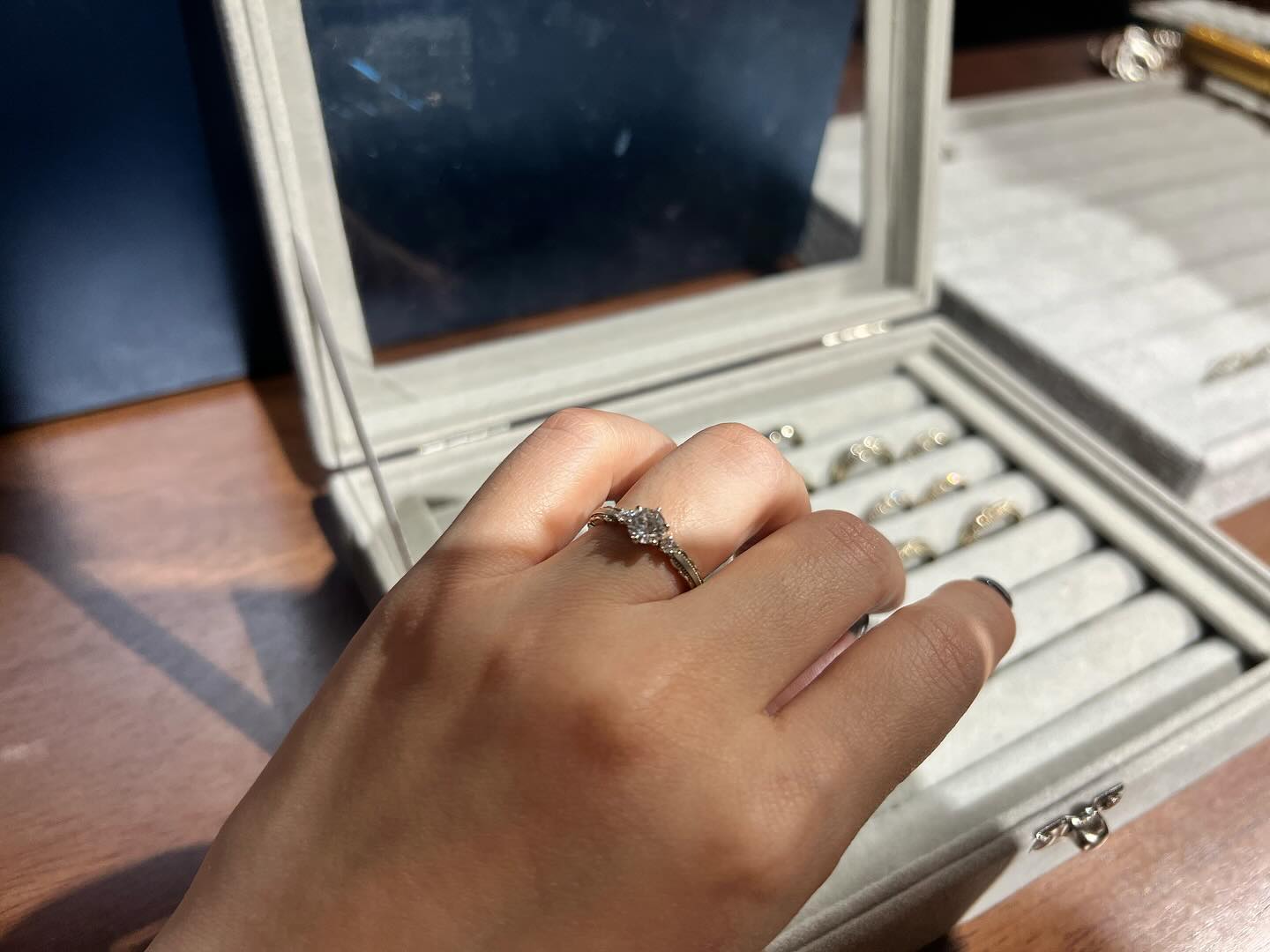 정말 다양한 디자인이 많아서 눈호강 하고 왔어요🥹
요즘 바뻐서 웨딩준비도 제대로 집중 못하고 있는데
이렇게 틈내서 프로포즈링 가드링 구경도 오고
예랑이에게 은근(?) 어필도 했으니..조만간..?!

m.ade.y 상담도 친절하고 좋은 가격과 커스텀 되는 디자인❤️‍🔥

여러분도 꼭 한번 상담 받아보시길 추천드려요👍🏻

.

͙⁺˚*･༓☾　　☽༓･*˚⁺‧͙
결혼준비는 다이렉트 결혼준비 direct.wedding

추천인코드 : ❤️‍🔥 [ 오구커플 ] ❤️‍🔥
: 최초가입시 입력하시면 3만원 현금적립💸
: 스드메 및 혼구용품 구매시 포인트로 사용 가능👍🏻

.
👰🏻‍♀️🤵🏻
🌹캐쉬백 받고 포인트 모아서 스드메 0원
🌹합리적인 가격과 가성비 좋은 제휴업체
🌹든든한 비동행 플래너 
🌹하나뿐인 나만의 결혼 준비

#다이렉트결혼준비 #다이렉트웨딩 #결혼준비 #웨딩준비 #웨딩링 #메이드와이 #프로포즈링 #가드링 #홍대예물 #예물 #반지추천