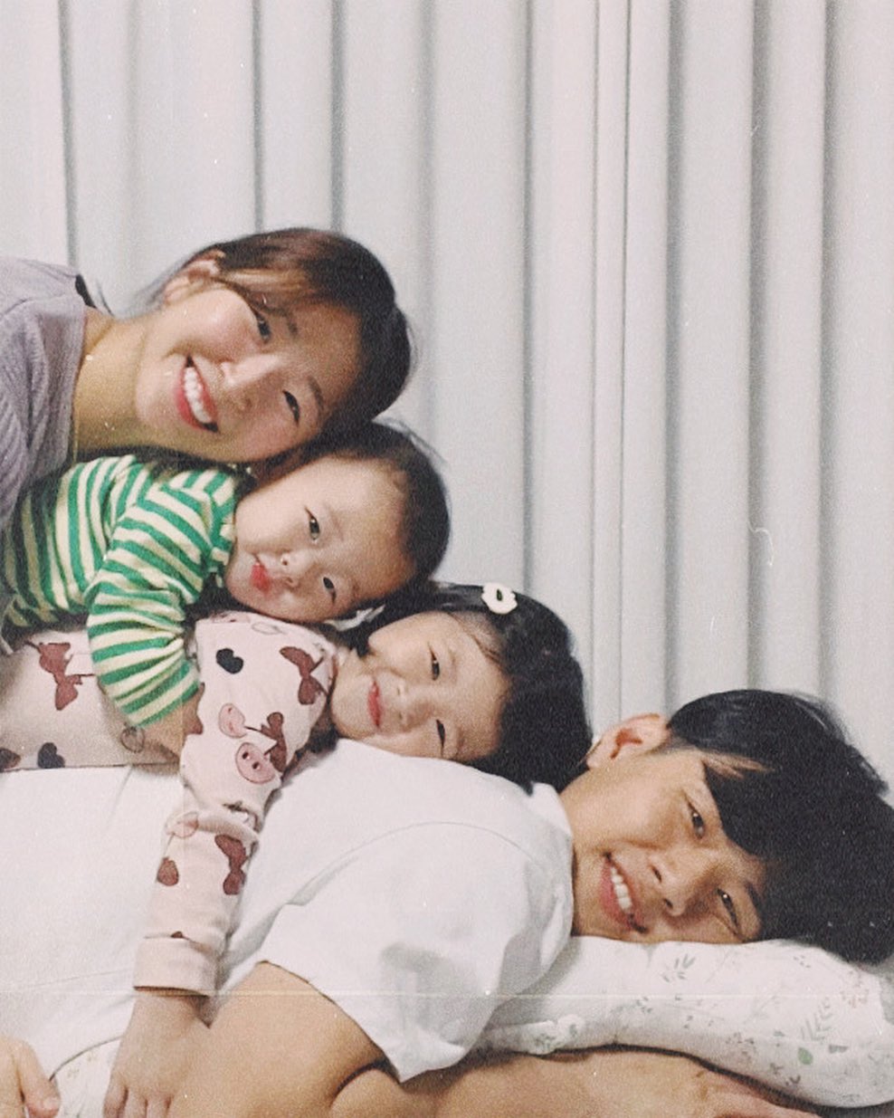 #뽐투투패밀리
영상 찍다가 웃고 또 웃고 🥰
제대로 찍지는 못했지만 넷이 다 같은 방향을 보고 웃고 있는 모습을 보니까 참 닮았다 싶기도 하고, 말로 표현하기 어려운 몽글한 감정이 .. ♥️