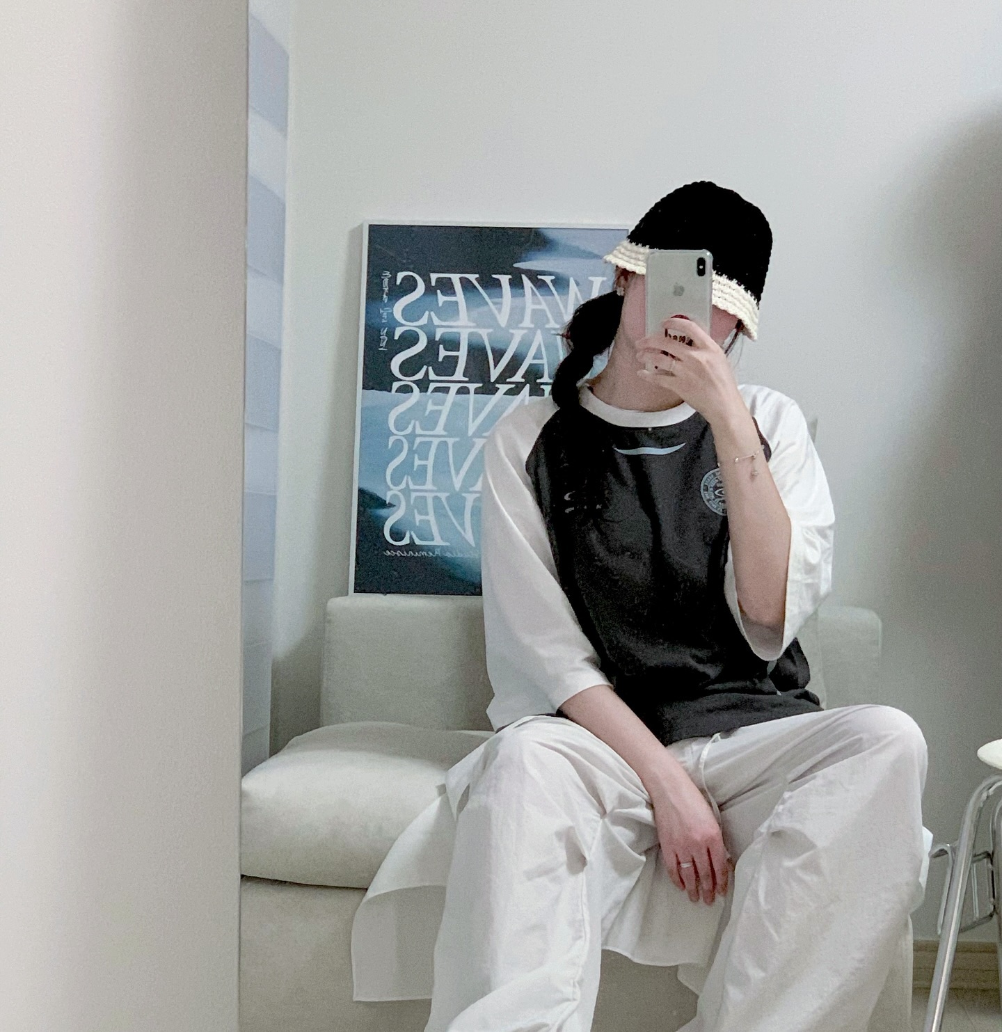 무채색에 화이트 포인트주기 👀🫧

편한 옷이 최고인 일상.
출근할때 모자 못써서 슬픈 모자쟁이
파라슈트 팬츠에 랩 스커트 묶어주면
기부니가 조크든요. 뉴잭스윙 비트 틀어주세요.😎
오늘도 평화로운 힙스터 호소인

🫧 코디정보
Top - travel_liveincomfort 
Pants - autumn_product 
Skirt - tmb_ming