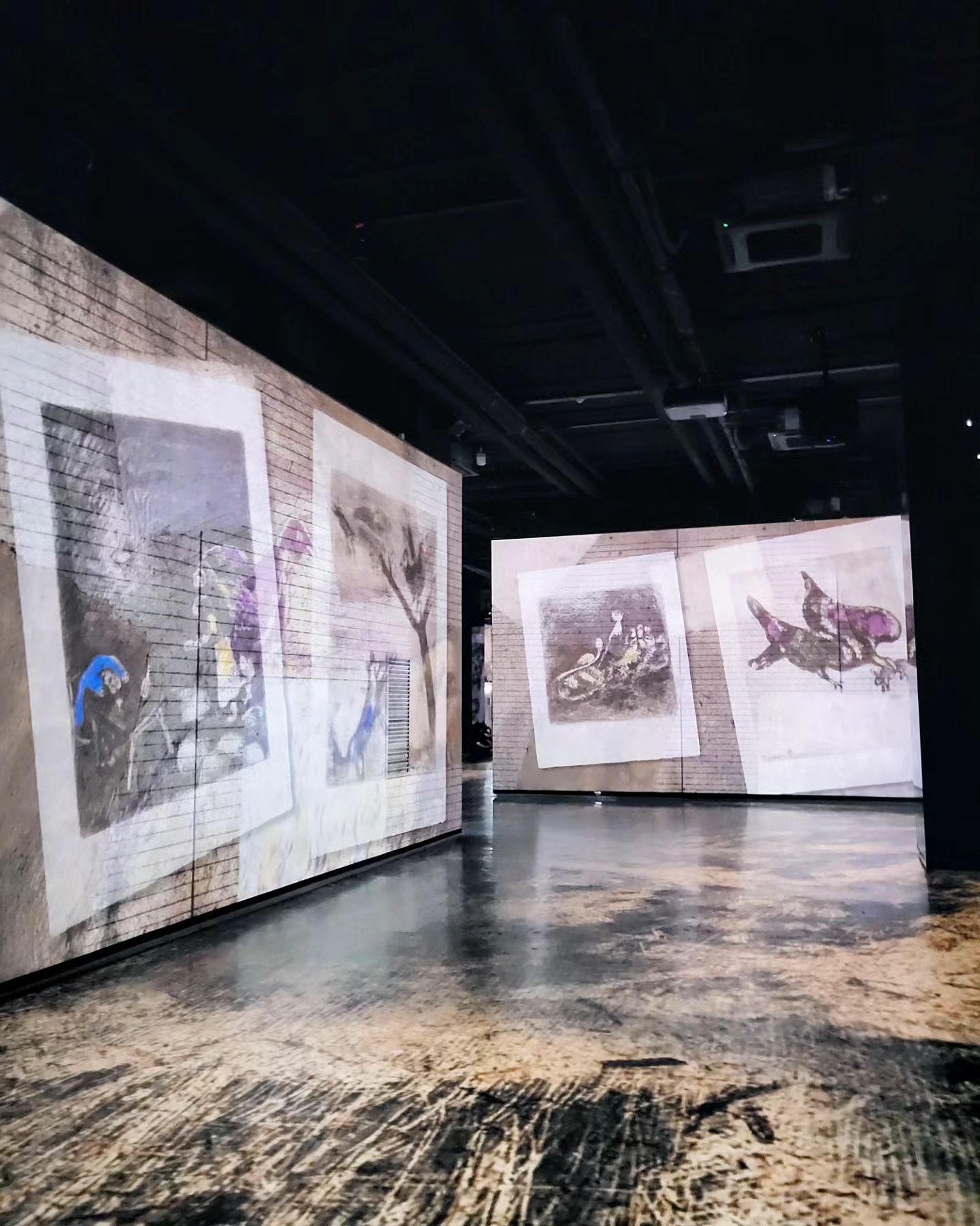 #협찬 bunkerdelumieres
[제주]빛의벙커✨️
제주전시 추천 빛의 벙커 샤갈, 파리에서 뉴욕까지

지난번 제주여행에서도 딸램들과 방문했던 빛의벙커🤎
이번 제주여행에서도 필수코스로 다녀왔어용😄

✨️제주빛의벙커는
옛 국가기관 통신시설이였던 벙커를 국내 유일 몰입형 예술 전시관으로 재탄생시킨 문화재생 공간이에요

전세계 2,500만명이 관람한 독보적인 몰입형 예술 전시 공간으로 900평 규모의 전시장 전체를 휘감은 몰입형 예술 전시를 통해 관람객에게 작품과 자신이 하나돠는 완벽한 몰입형 경험을 선사하며
제주도를 여행한다면 꼭 한 번 들려야 할 핫플로
한국에서는 보기 힘들었던 미술사의 위대한 화가들의 작품과
제주도의 화가 ‘이왈종’의 서정적 작품이 몰입형 아트로
새롭게 탄생한 ‘중도의 섬 이왈종’ 작품을 만나볼 수 있는 곳이에용👍

교육적인 가치가 있어 온 가족이 방문하기에 좋은
제주도의 차별화된 특별한 공간이며
자연경관인 성산 일출봉과 가까이 위치하여
함께 더불어 관람하기에 좋은 시설이랍니당❕️

특히, ‘빛의 시어터’와 ‘빛의 벙커’ 를 운영하는 티모넷이
‘빛의 시리즈’ 최초로 국내 작가 작품을 주제로 한 콘텐츠라서
더 의미있고 좋았어요😍

✔️ 네이버 예약 링크 https://booking.naver.com/booking/5/bizes/193887

 #샤갈 #파리에서뉴욕까지 #이왈종 #중도의섬제주 #몰입형미디어아트 #아미맥스 #빛의벙커 #제주여행 #제주도여행 #제주핫플레이스 #제주사진찍기좋은곳 #제주놀거리 #제주힐링 #제주실내관광지 #제주비올때 #제주성산투어 #제주도여행코스 #제주가볼만한곳 #제주핫플 #제주도가족여행 #제주아이와갈만한곳 #핫플투어 #추천여행지 #여행에미치다 #제주에서머하지 #국내여행추천 #핫플레이스