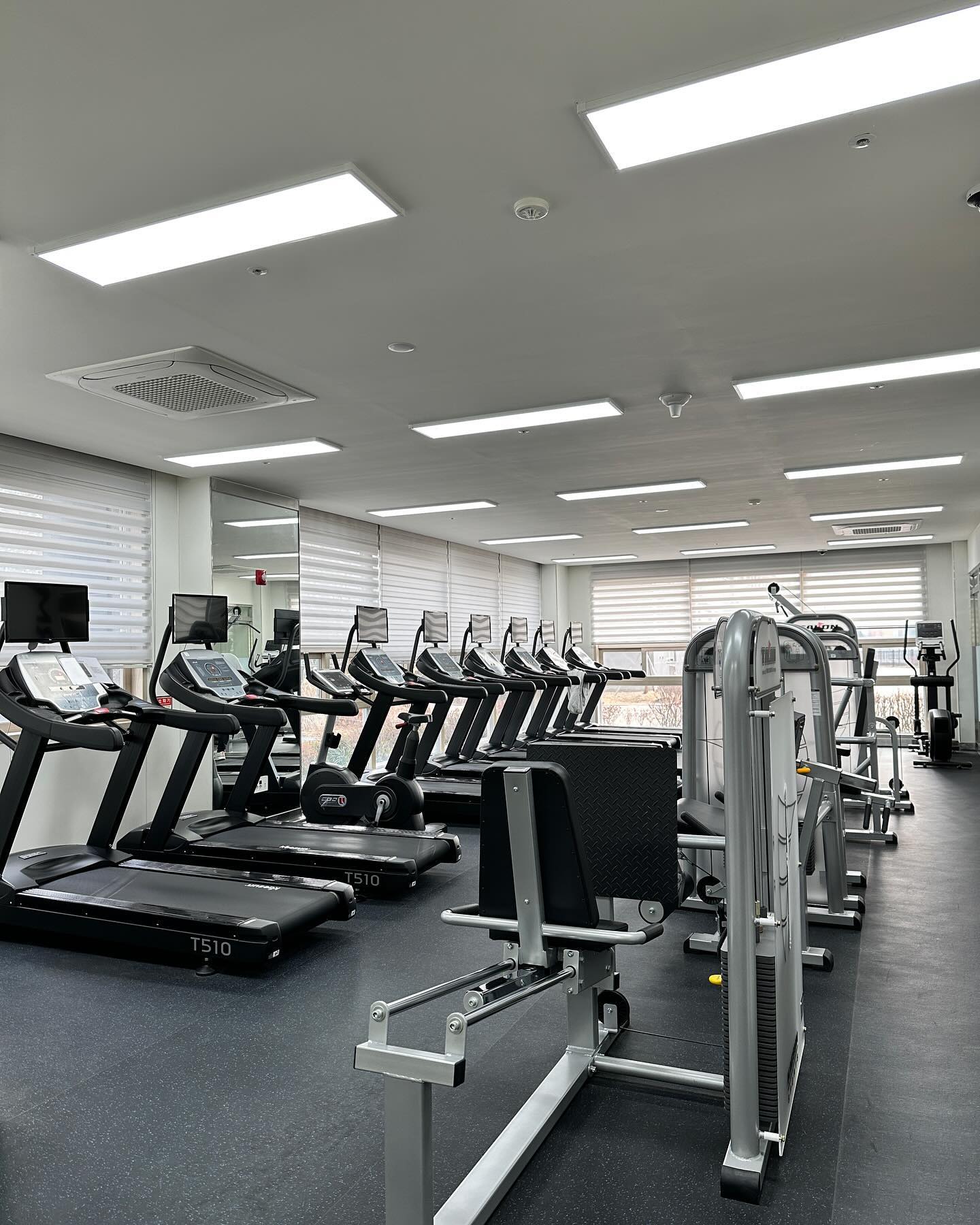 -
.
.
한달에 만원 내는 아파트 피트니스센터
작지만 있을건 다 있어서,
특히나 사람이 없어서 좋으네,
겨우내 찐 3키로,여름까지 딱 3키로만 빼보자고. . .
매일 출근도장 찍어보자!
.
.
#아파트피트니스센터 #한달에만원이라니
#이래도운동안할꺼야?