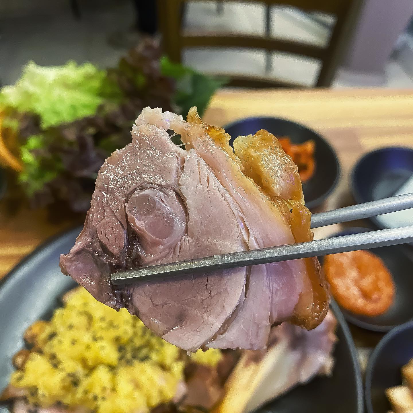 안녕하세오😝

‘수영사거리족발’!!! 먹으러 갔다왔어용🐽
오랜만에 족발을 먹는거라 설렘 한가득~!ㅎㅎㅎ

메뉴판을 얼른 스캔하고 제가 주문한 음식은 
마늘족발 입니다💗💗💗
알싸하고 상큼한 문구가 눈에 계속 아른거려서ㅋㅋㅋㅋ 마늘족발을 픽했어용

신선한 야채와 족발하면 빠질 수 없는 무말랭이, 부추무침, 양파절임, 쌈무 한상과 함께 
콜라겐이 풍부한 마늘족발이 나왔어요💕👊🏻

족발 살보다 꼬들꼬들한 껍질을 더 좋아하는데 수영사거리 족발 족발은 고기와 껍질 비율이 비슷하게 나와서 좋았어용✔️🤍

마늘을 어떻게 하신건지... 맵지도 않고 메뉴설명과 똑같이 약간 알싸하고 상큼한 맛이 족발과 어울려져서 너무 맛있었습니당🧄😊

다들 부산 수영에 가면 꼭 들러야할 맛집이에요
족발 너무 맛져아요👍🏻

#수영맛집 #수영족발맛집 #부산족발맛집 #부산마늘족발 #수영사거리족발 #협찬 #족발 #ootd #koreanstyle #koreanfood #부산맛집