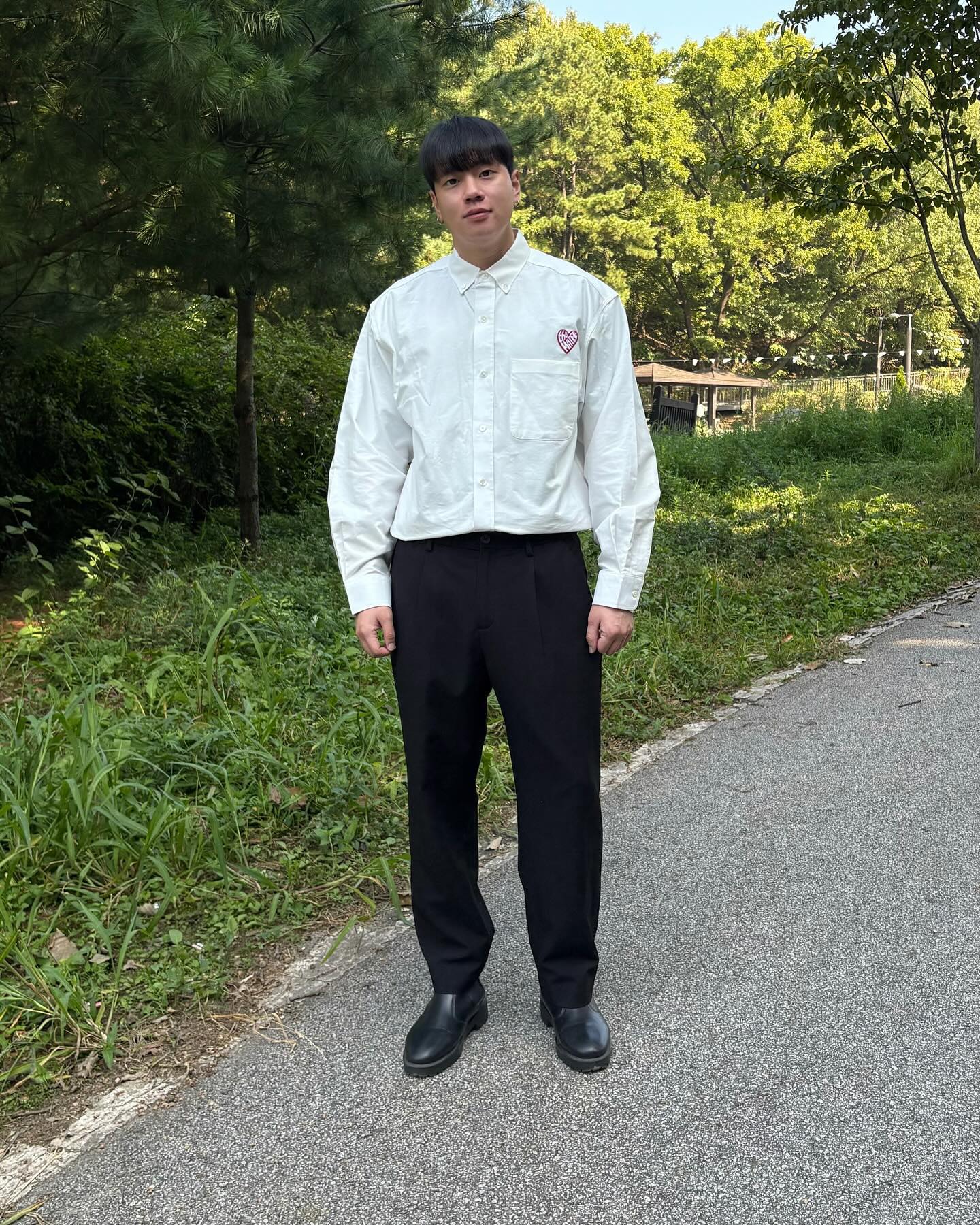 #협찬 thematee_official  월요일 다들 고생많으셨습니다😭
.
.
.
.
.
.
.
thematee_official “마티 하트 와펜 옥스포드 셔츠 화이트 M”착용하였습니다🥹✨👍

✨제 최애브랜드 더마티에서 셔츠 핏을 뽐내보았어요 타이트하게 M으로 입어서 넣어입는 미니멀한 룩을 연출하였습니다☺️✨
.
.
.
.
.
.
.
thematee_official #더마티 #thematee