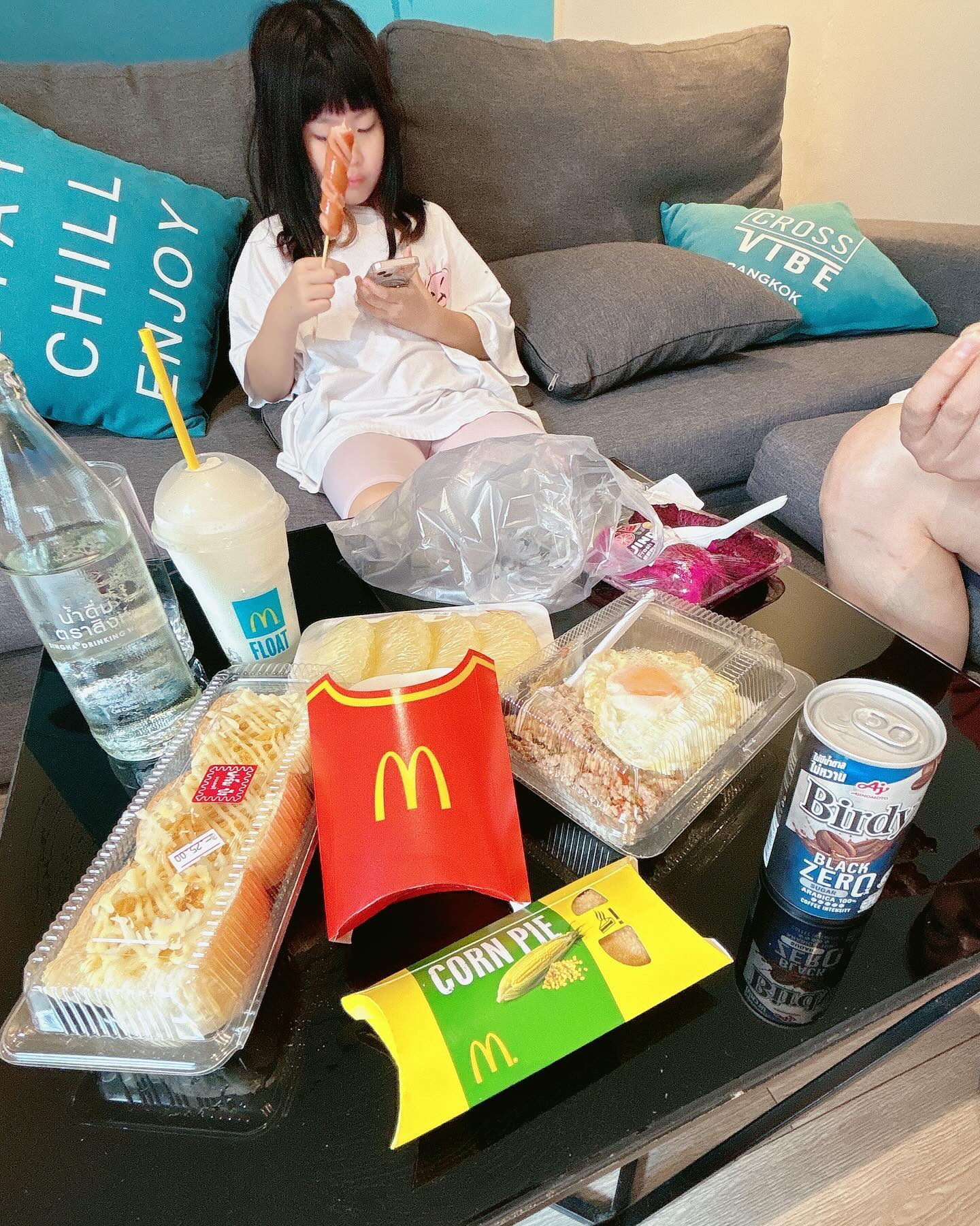 #방콕여행 #3일차 
매일 이만보씩 걸어다니며 온몸으로 방콕 누비는중🥰
엄마아빠 여행스타일 따라다니느라 이제 이만오천보도 거뜬한 초딩 2학년👍🏻❤️
.
.
.
아침산책하며 사온 먹거리 이것저것 때려먹고
수영하고 첫 #수상버스🚤 
생각보다 엄청빠르고 엄청무서운데 지유는 엄청재밌어해서 두번탐..^^
수상버스타고 #후웨이꽝야시장 은 사실 별로 볼게없었음🙅🏻‍♀️
그리고 처음으로 만난 방콕의 비...😂
금방 그칠줄알고 맥도날드에서 대기하고있었는데 
야시장 상인들이 철수하길래 금방 안그치겠구나 싶어 숙소까지 비맞고 뛰어가기😌❤️
.
.
.
뭘해도 즐겁다 🫶🏻🤍 집에안가고싶다!!!!!!!