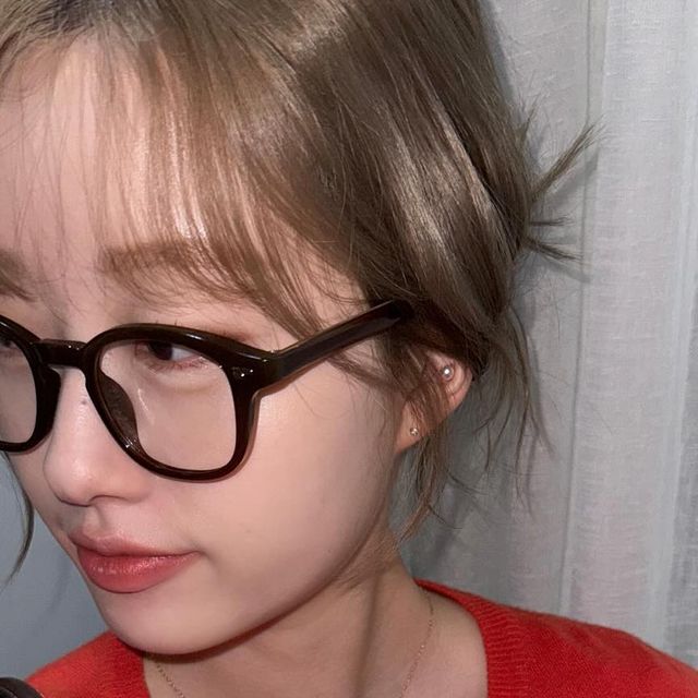  복숭이 on Instagram: "#협찬#제품제공

요즘은 다양한 스타일링을 즐기는 시대여서 그런지
그 스타일링에 포인트를 줄 다양한 아이템이 예쁘게 잘 나오는 것 같아요 !
그중 안경은 작지만 분위기를 크게 전환시켜주는 아이템이라고 생각해요 👓
제가 착용중인 gguba 브랜드의 아이웨어 JIN은 브라운 프레임 양끝에 골드 메탈 리벳이 있어서 단조로우면서도 고급스러운 디자인입니다 🤎
안경 하나 데려가세욧!!

@gguba_official 
”껴바는 아이웨어 시장의 거품 가격을 제거하고 베이직하면서도 트렌디한 아이웨어를 선보이는 브랜드입니다.“

#안경#안경스타그램#안경테#패션#아이템"