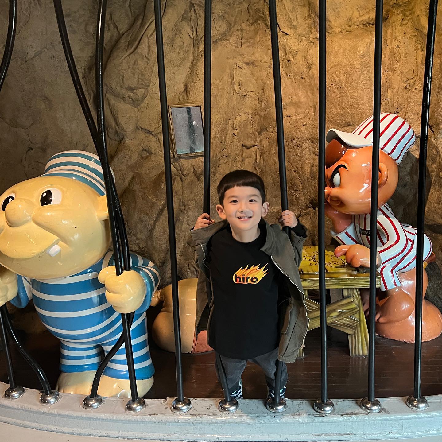 :)
.
작년 레고랜드에 이어 아빠없이 롯데월드가기 성공🎡🎠🎢

쫄보라 놀이기구 안탄다그럼 어쩌나 힘들다고 주저앉으면 어쩌나 걱정했는데 예상보다 훨씬 잘 버텨줬다

하루종일 걷느라 힘들다고 힘든티 팍팍내면서도 끝까지 따라와줘서 어찌나 기특하던지

수위조절 실패로 눈물도 찔끔 났지만 재밌었다고 이야기해주는 일곱쨜우리애기💗

다음 서울나들이는 아빠도 껴주자😘 
.
.
.
#롯데월드 
#이모지갑털이범