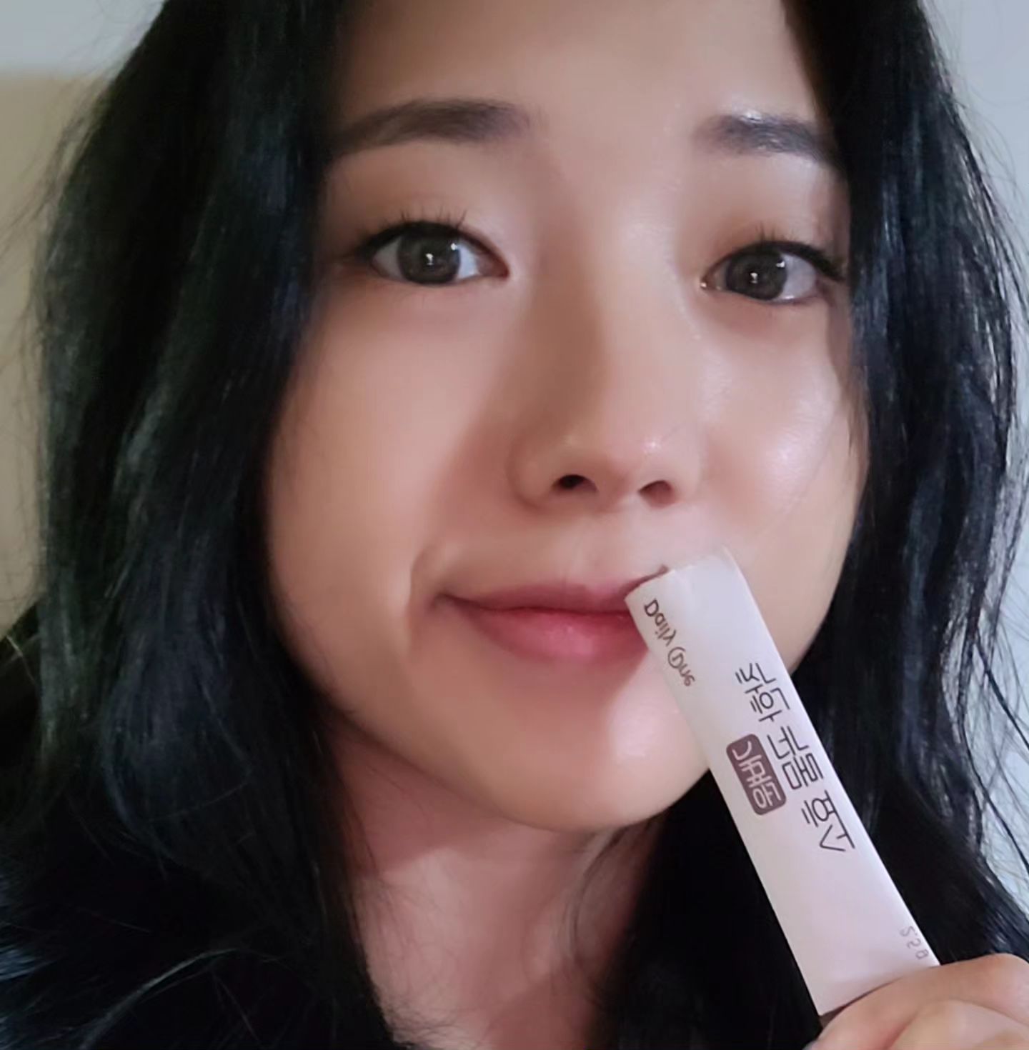 [광고] 🧚🏾‍♂️

찬바람이 계속 되던 요즘, 뭘 먹어도 소화가 덜되고 더부룩한 느낌에 잠에서 뒤척이는 날이 잦아지기 쉬운 겨울날에 꼭 먹으면 좋은 데일리원 가벼운 착한 곡물 효소를 받았습니다.

✔️설명
제품의 앞 면엔 데일리원 가벼운 착한 곡물 효소의 첨가물이 표기되어 있어요. 먼저, '내 몸에 착한 효소' 라는 문장이 꽤 믿음직하게 적혀있네요 :)

19곡혼합분말 9%, 볶은현미분말 6%, 볶은찹쌀분말 6%, 귀리식이섬유 0.2%, 멀티바이오자임K 35%, 365과채발효효소분말 0.5%, 효소처리스테비아 0.3% 등 이렇게나 몸에 좋은 많은 것들이 첨가되어있네요.
총 75g으로 30포가 들어있으며 1포당 2.5g 정도로 가볍게 섭취 가능한 효소 제품이에요.

✔️사용법
1일 1회, 1포를 물과 함께 섭취하라고 안내되어 있어요 !
(1포당 10키로칼로리 :)
또, 과량 섭취시 설사를 유발 할 수 있으니 권장량인 1일1포꼭 지켜요:-) 몸에 좋은 요소들이 들어있지만 사람에 따라 특정 원료 또는 성분에 알레르기가 있는 분들은 개인에 따라 과민반응을 나타낼 수 있으니 주의하시면 되겠어요.

✔️보관법
보관법은 습기가 적고 직사광선을 피해 서늘한 곳에 보관하며, 어린이 손에 닿지 않도록 주의하는 건 기본!
알레르기 발생 가능성이 있는 제품과 같은 시설에서 제조되었으니 참고하시고 섭취하시면 큰 도움이 될 것 같아요
낱개로 되어있고 딱 봐도 간편하게 먹을 수 있게 포장되어 있어요. 외출할 때, 여행갈 때에도 간편하게 챙겨서 먹을 수 있게 되어 있지요 :)

✔️맛
한입에 톡 털어넣어도 되지만 가루가 목에 걸리면 기침을 유발해 꼭 물과 함께 먹는 걸 추천해요 맛은 고소한 인절미 맛! 효소가 이렇게나 고소해도 되나요 하루 한포는 너무 아쉬운 맛이에요 :)
가루는 입자가 고와서 목넘김에 방해하지 않으니 안심하고 이용할 수 있습니다. 씹으면 씹을수록 고소한 인절미 향이 듬뿍 올라온다구요 😚

이상으로 데일리원 가벼운 착한 곡물 효소 리뷰를 마칩니다.
인절미 맛의 고소한 향과 2.5g으로 간편한 복용이 큰 장점인 제품인 것 같아요. 

요즘처럼 연초 약속 많을 때 부담스럽지 않게 1포씩 챙겨서 편안한 속과 장 건강에 도움을 주는 데일리원 가벼운 착한 곡물 효소였습니다. 좋은 제품 제공 감사해요옹ヽ(●´ε｀●)ノ

[본 포스팅은 해당업체로부터 제품을 제공받아 솔직하게 작성된 리뷰입니다.]

dailyone.co.kr