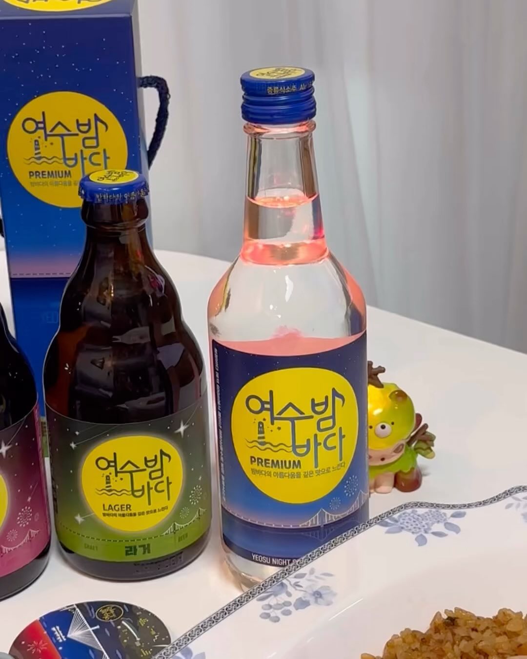 #협찬 여수 여행 가면 꼭 사와야할 선물 추천! 

🌌정말 기분 좋은 여수밤바다 패키지!
여수밤바다 맥주와 프리미엄 소주 패키지에요
요즘 맛없는 맥주만 먹다가 간만에 찐맥주 먹으니까 존맛..

✨여수밤바다 수제병맥주 4종
 WHEAT ALE, IPA, LAGER, STOU
풍미가 진짜 좋았던 맥주 4형제
저는 흑맥주 너무 맛있어서 기절..👍

✨여수밤바다 프리미엄 소주 선물용
100% 국내산 생쌀을 감압증류하여 빚은 
프리미엄 증류식소주로 깨끗하고 부드러운 맛!
제품에 동봉된 LED코스터로 여수밤바다의 
갬성을 느낄수 있다구요!

😲메밀김스낵은 빠삭 단짠 너무 맛있었고
맥주랑 넘 잘 어울리는 안주등극
각자 개성이 있는 여수 밤바다 패키지
선물로 진짜  괜찮네요🫶

🎈제품구매는 여수밤바다F&B 직영판매점인 
여수밤바다기념품샵
(전남 여수시 진남상가길 6)에서 구입 가능해요
.
.
.
.
.

#여수밤바다맥주 #여수기념품 
#여수선물 #여수맥주 #여수여행선물 
#여수밤바다 #여수밤바다기념품샵
#여수밤바다소주 #여수소주 
#홈파티 #신년파티
#갑진년 #용용 #0102일상 
#food #불금메뉴 #먹스타맞팔 #좋아요반사 #녜지맛집