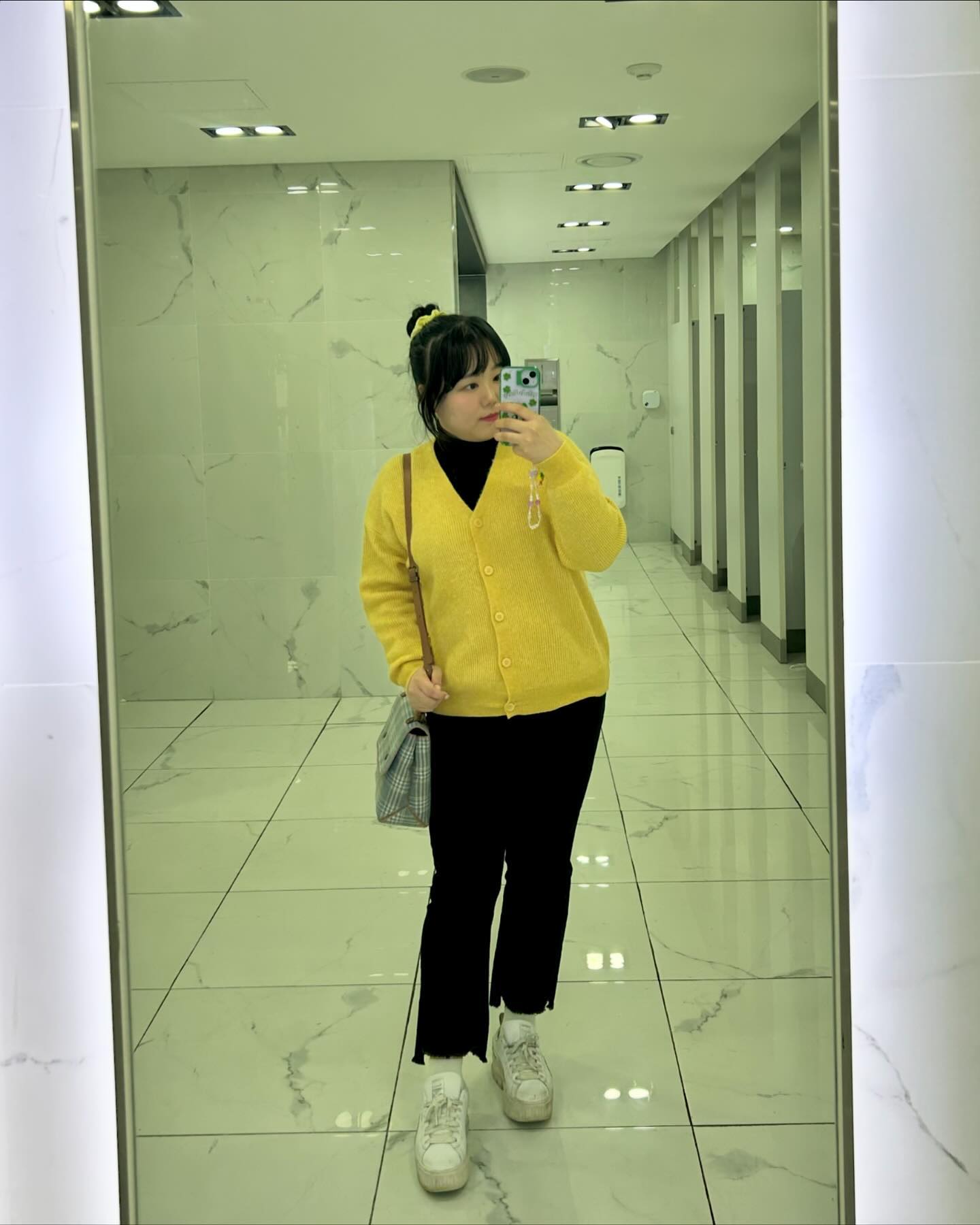 #협찬 바람이 엄청 불어서 눈이 안떠진 그날🫨
치마를 못입을 것 같아서 선택한 부츠컷팬츠
실물로 봐도 사진으로 봐도 다리 길어보이고
히든 밴딩으로 허리도 답답하지 않고 편안해서 
릴스찍는데 움직이기에 좋았어요🥰
이거 언니한테도 추천해줘서 주문완료😘

👗 mariangplus 
👖더타임 슬림부츠컷 팬츠 Z17 (스탠다드기장 XL)

#마리앙플러스 #mariangplus #서포터즈1기
#마리앙서포터즈 #서포터즈 #광고
#빅사이즈 #플러스사이즈 #빅사이즈쇼핑몰