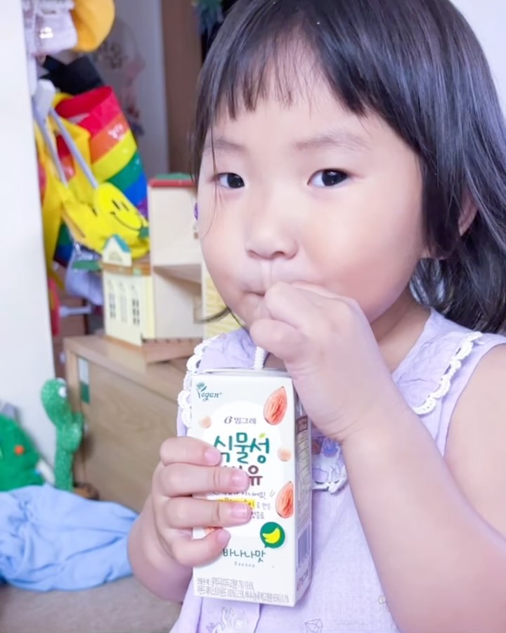 #협찬 #빙그레 식물성 바유

빙그레 바나나 우유 다들 좋아하시죠?? 🍌
전 너무나 사랑합니다❤️
저희 쪼아도 그렇구요!! 

그런데 저는 유당불내증이 있어서 
우유를 마음 놓고 먹기 힘들고,
우리쪼아는 아무래도 달콤한 음료를 
많이 먹이기가 걱정스럽더라구요~ 🥲

그런데 빙그레에서 식물성 바나나맛 우유가 
있다고 해 엄청 궁금했답니다! 🤔

과연 맛이 어떨까요? 

오~ 맛있어요! 맛있어!! 😜
고소하고 담백하면서 바나나우유의
딜콤함과 향긋함은 그대로! 

쪼아도 맛있다고 하루에 한두개는 꼭 마셔요~ 
기존 바나나 우유는 당이 15g인데
요 식물성 바유는 당이 5g 이랍니다!
조금은 마음 놓고 쪼아에게 챙겨주고 있어요~

물론 외출할때에도 가져가서
쪼아의 간식으로 준비해주고 있답니다! 
예민한 입맛을 가진 쪼아가 거부하지 않고 
먹어줘서 너무 좋아요! 🥰

그리고 아몬드와 소이를 베이스로 해서
유당불내증인 저에게도 아주 딱이구요☺️

비건인증까지 받은 빙그레 식물성 바나나맛 우유!
저희 가족에게도 많은 사랑 받으며
자주 찾게 될 음료인 것 같아요! 

앞으로 빙그레 식물성 바유와 함께
즐거운 육아생활 할게요요😋

#빙그레 #식물성바유 #식물성음료 #아몬드우유 #아몬드 #소이 #비건 #비건음료 #아이간식 #건강음료 #맛있는아이음료
