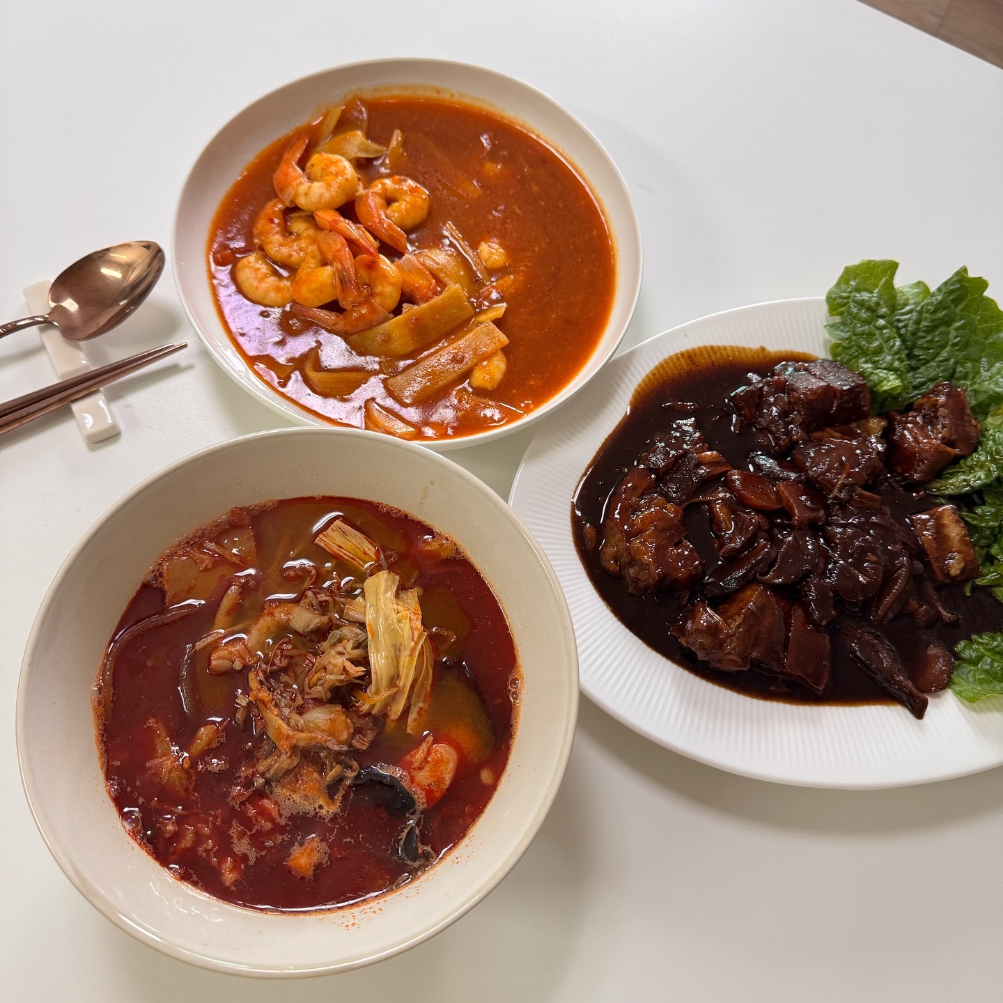#협찬 #넘버원양꼬치

맛집 넘버원양꼬치와 신세계푸드가 콜라보하여 
간편식으로 출시했어요😆

🔥 넘버원양꼬치 마라홍탕 🔥

맛잘알 연예인들의 단골맛집 넘버원양꼬치의 인기메뉴를 
집에서 간편하게 즐길 수 있어요! 
소고기와 푸주, 3가지 버섯, 둥근당면 등 
다채로운 10가지 토핑을 듬뿍 담아 
추가 재료 준비 없이 풍성하게 즐기실 수 있어요~
진한 사골육수에 두반장과 마라향미유, 마자오를 더해 
본토의 얼얼한 매운맛을 완성했습니다. 🌶️

맵지만 너무너무 맛있었어요~~🔥
🛍️https://brand.naver.com/ssgfood/products/10420652444

🔥 넘버원양꼬치 동파육 🔥

잘 손질된 돼지 삼겹을 매콤한 맛을 가미한 
특제 동파육 소스에 푹 졸여 
부드러운 식감과 깔끔한 감칠맛을 살렸습니다.
표고버섯을 넣어 향긋한 풍미와 쫄깃한 식감, 
동파육 소스를 머금은 물밤의 아삭한 식감으로 
다채롭고 풍성한 맛을 완성했어요. 🍲
🛍️https://brand.naver.com/ssgfood/products/10421931250

🔥 넘버원양꼬치 꿍바오새우 🔥

큼직한 새우와 마라가 들어간 얼얼한 꿍바오소스의 조화, 
아삭한 죽순에 양념이 잘 배어들어 풍성한 맛과 식감을 즐기실 수 있습니다. 🍤
진한 양념으로 맛이 강할 수 있으니 기호에 따라 
꽃빵, 오이, 양상추 등을 곁들여 드시면 더욱 근사한 요리가 됩니다.🤗
🛍️https://brand.naver.com/ssgfood/products/10421944344

고기도 부드럽고 새우도 실해서 안주로도 아주 딱이었어요!!

celuvu_review 

🛍️https://brand.naver.com/ssgfood/products/10421931250

 #중화요리간편식 #전참시맛집 #먹을텐데맛집 #셀럽맛집 #쉐프컬렉션 #셀러뷰 #마라탕 #마라홍탕 #동파육 #돼지고기요리 #꿍바오새우 #새우요리