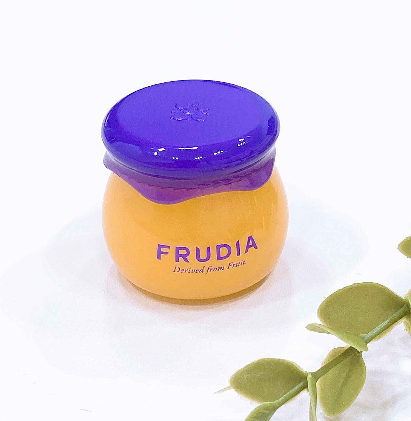 #협찬 frudia.official #후르디아 #립밤 

까칠하게 건조해진 입술 🫦😖 올라온 각질? 
하나 잘못 건드려 뜯기라도 하면 입술에 피나는 건 아무일도 아니라는🥲🥲🙀🙀🙈(아.포)

올영립밤으로 유명한 🍯후르디아 블루베리 립밤
일명 #꿀단지립밤 으로도 많이 알려졌죠? ㅋ
너무 작은? 사이즈의 립밤이지만 실속은 말모말모
🙏🙏🙏😁😁 

🍯입술 각질 순삭 립밤으로 💋
✔️글로우픽 뷰티 어워드 수상
✔️립케어 립밤 부분 1위 
✔️립밤 카테고리 WINNER수상

입술 묵은 각질을 부드럽게 제거하는 즉각적인 
고보습 꿀코팅으로 매끈 촉촉 립 완성!👏
번들거리지 않고 묵은 각질은 싹~ 정돈된 #립케어효과 후르디아 립밤으로 촉촉한 립 관리 해보세요

0.8l_korea 

#frudia #올리브영립밤 #입술각질제거 #블루베리립밤 #올영립밤 #고보습립밤 #lipbalm #lipcare #08