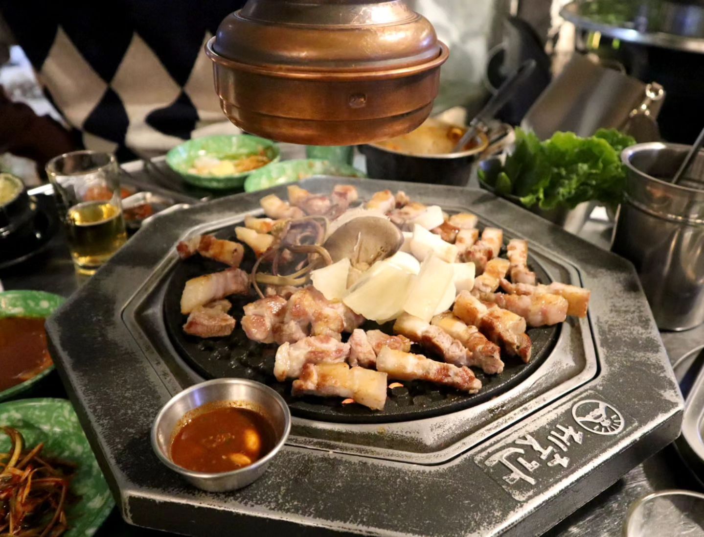 #협찬
집에서 가까워서 종종 갔었던 #제줏간하남점
오빠친구가 안가봤다고 해서 눈을 뚫고 함께 갔는데 이날따라 유독 맛있더라구요.😍😍😍😍
가면 항상 주문하는 제줏간 흑돼지 오겹살과 제줏간 특목살을 2인분씩 주문했는데 직원분이 직접 구워주셔서 더 맛있고 편하게 먹을 수 있었습니다. 

흑돼지 오겹살은 쫄깃하면서 살코기와 비계의 비율이 환상적이라 씹을수록 고소하니 맛있었는데요. 불향이 입혀져서 더 맛있게 먹을 수 있었어요.

특목살은 마블링이 환상적이라 구워질 때 마이야르 반응이 장난이 아니였는데요. 한 입 먹으면 입에서 살살 녹는데 더 먹고싶은데 배가 불러서 못먹겠더라구요.

제줏간은 백년초소금, 와사비, 갈치속젓, 쌈장, 멜젓 총 5가지의 소스가 고기와 함께 나와 다양하게 즐길 수 있어요.
전 항상 셀프바에 있는 고사리를 고기와 함께 먹는데요. 나물로 먹는 것 보다 고기와 함께 구워먹으면 훨씬 맛있게 즐길 수 있답니다.🫠🫠

제줏간에 가면 꼭 주문하면 #파송송계란찜#양은메밀냉국수#활화산볶음밥 까지 셋이서 정말 푸짐하게 먹고왔어요. 
제줏간은 사이드메뉴가 가격이 착하고 양은 푸짐해서 여럿이 가서 다양하게 주문해 나눠먹는게 좋은데요. 이날 맥주와 함께 고기, 사이드메뉴 원없이 먹었답니다.
고기를 좋아하신다면 추천드리는 맛집이니 드셔보시길 바래요😆😆😆😆

 
#제줏간#광주하남맛집 #광주맛집 #광주맛집투어 #광주맛집여행 #광주맛집탐방 #광주맛집베스트 #광주맛집팔로미#광주맛집그램 #광주맛집추천 #광주하남고기집 #광주하남고깃집 #광주맛집제보 #광주맛집소개 #광주맛집리뷰