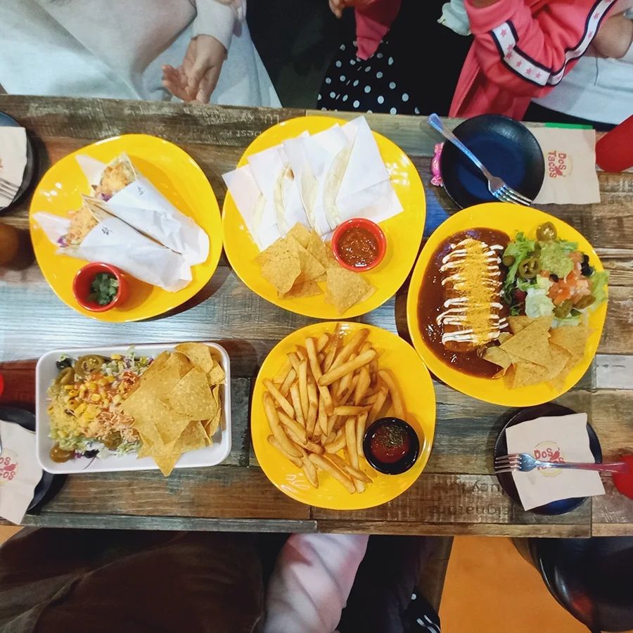 #협찬 #전주타코맛집 
#도스타코스전주신시가지점 

동네에 #타코 먹을 수 있는 집이 있어 너무 좋은~ ^^
왜 이제 알았을까~~ ㅋㅋ

야채 잘 안 먹는 울 애들도 
감자튀김이랑 께사디야가 있으니 너무 잘 먹더라고요.
애들 먹을거 없을까봐 멕시코요리는 도전도 못해봤는데 이제 종종 가야겠다는~ ㅎㅎ

타코에 들어가는 고기를 고를 수 있는데 
제 입맛에는 닭고기가 젤 맛있더라고요. 
고수도 따로 주셔서 적당히 추가해서 먹으니 
넘 좋았어요. 너무 친절하게 잘 설명해주시더라고요. 

다음엔 다른 메뉴들도 먹어봐야겠다는~ ^^

dostacosmos
#신시가지맛집 #전주맛집 #효자동맛집추천 #효자동맛집 #신시가지맛집추천 #전주맛집추천 #타코 #타코맛집  #께사디아 #전주께사디아 #전주부리또맛집 #부리또 #전주부리또