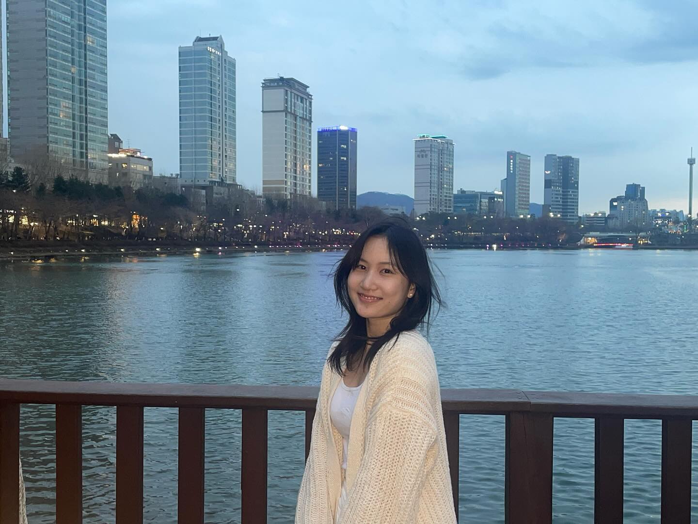 다담주면 벚꽃이 가득할 석촌호수에 먼저 갔다왔다아
정작 벚꽃필때는 사람에 치여서 못갈듯...ㅠㅜ

- 오늘 날씨 보니까 빨리 봄이왔으면🌸
- 오늘 하루종일 생각났던 노래얌..🫶 ㅎㅎ

#야경 #석촌호수 #롯데월드