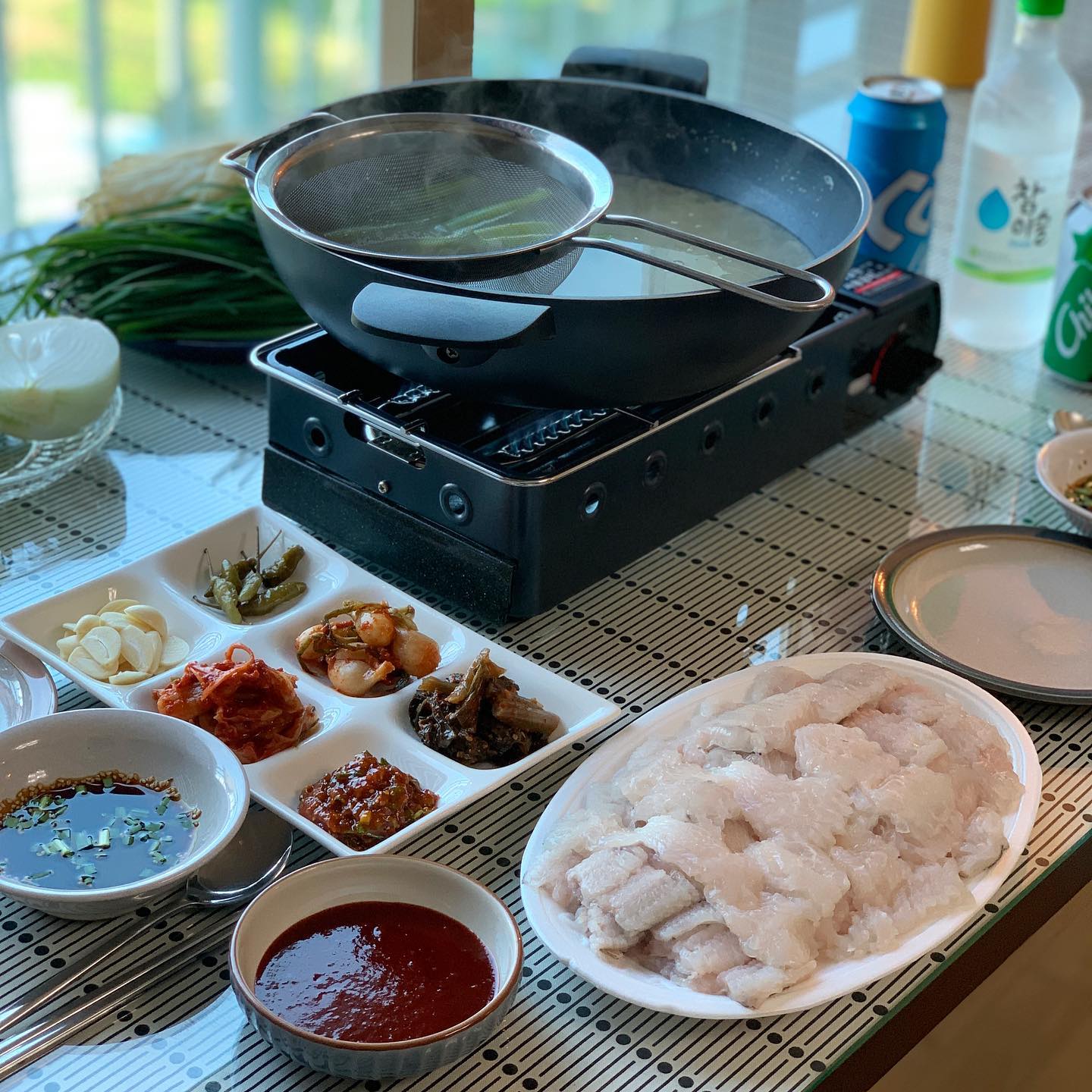장마끝으로 무더위 시작!
오랜만에 몸보신 했지요
여름만 되면 여수에선 여름보양식으로 하모샤브샤브를 챙겨 먹어요〰️
처음으로 식당 안가고 집에서 차려봤어요
남편과 여유있게 먹을 수 있어 너무 좋더라구요! 
후식으론 육수에 라면 퐁당 🍜

무더위 몸에 좋은 음식으로 건강 챙겨요♥️
