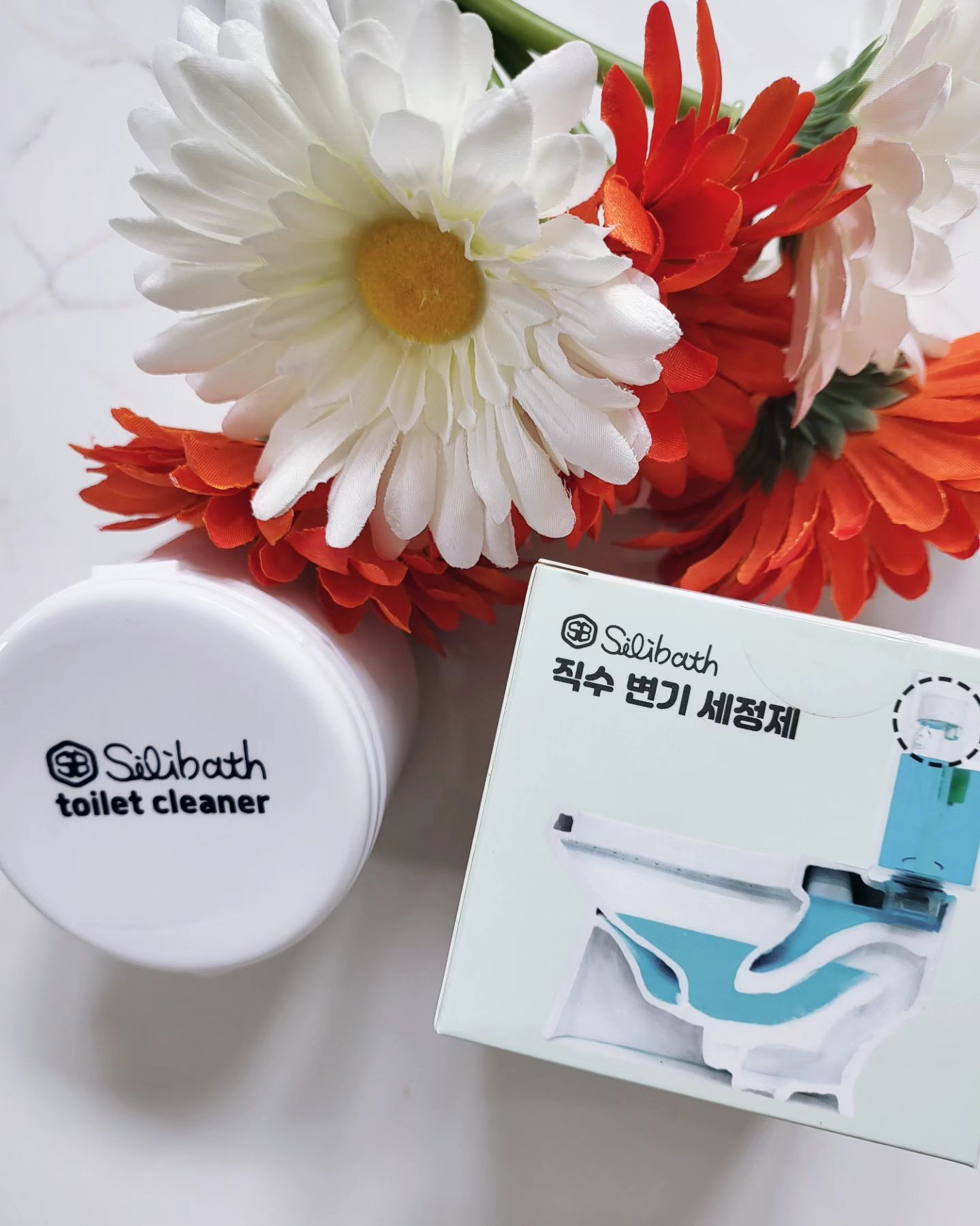 #협찬 #변기세정제 #변기청소
silibath_korea #강력한변기세정제

변기청소의 혁명!! 사용과 청소를 동시에
할 수 있는 실리바스 자동 직수 변기세정제 
지금부터 소개드릴게요!

보이지 않는 변기 수조부터 배관 끝까지
한 번에 할 수 있는 제품으로 물 내릴때만
세정제를 배출하여 일정한 양으로 마지막
까지 알뜰하게 사용 가능한 제품입니다.

1인 가구 기준 2개월(60일) 사용 가능하며
리필교체로 경제적인 재사용이 가능합니다.

그리고 퐁당 빠트려서 쓰는 세정제와 달리
수조 안에 찌꺼기가 남지 않아서 좋았습니다.
처음에 설치 후 세정제가 녹을 수 있게 3~5회
정도 물내림은 필요합니다!
변기의 수온, 수압에 따라 사용 기간은 달라질
수 있으니 참고 부탁드립니다.

확실히 사용 후 악취가 나지 않고 변기 내부가
깔끔해져서 너무 마음에 듭니다!!
물 내릴 때마다 강력한 자동세정 수조와 배관
물때, 냄새까지 99.9% 향균으로 마음 편히
변기를 사용하고 있습니다.

유해성분 없고 안전한 깨끗한 제품이라서
앞으로 꾸준히 사용하려고 합니다.
설치 방법도 간편합니다.

꺠끗한 변기를 위해서 변기 세정제를 찾으시는
모든 분들께 강력하게 추천드립니다.
.
.
.
#직수변기세정제 #자동변기세정제 
#화장실변기세정제 #변기세정제추천 
#변기세정제클리너 #간편한변기청소