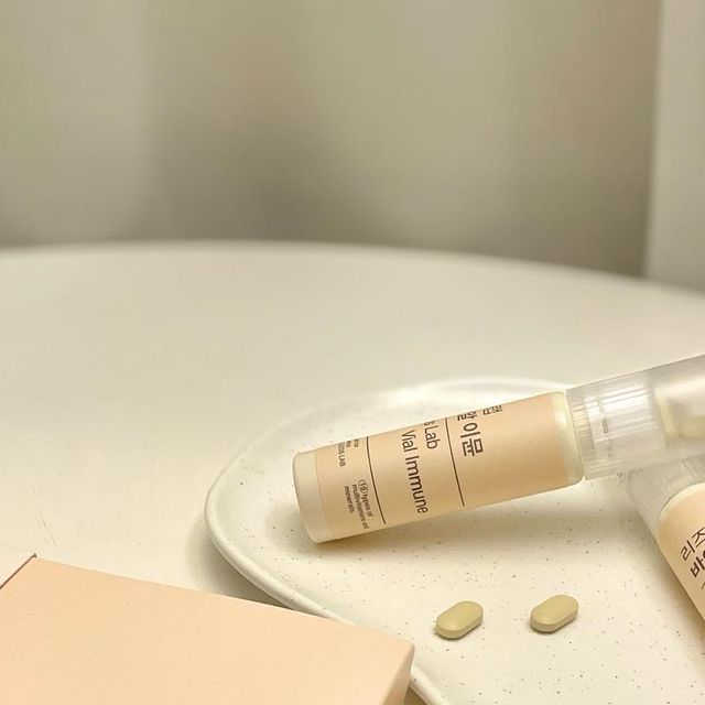 하현 on Instagram: "#협찬 필수 영양소라는 걸 알지만 매번 꾸준히 먹기 어려운 비타민😢 이민정님이 광고 모델로 발탁된 ‘리즈랩 바이알 이뮨’으로 다시 챙기기 시작했어요🫶🏻 밀