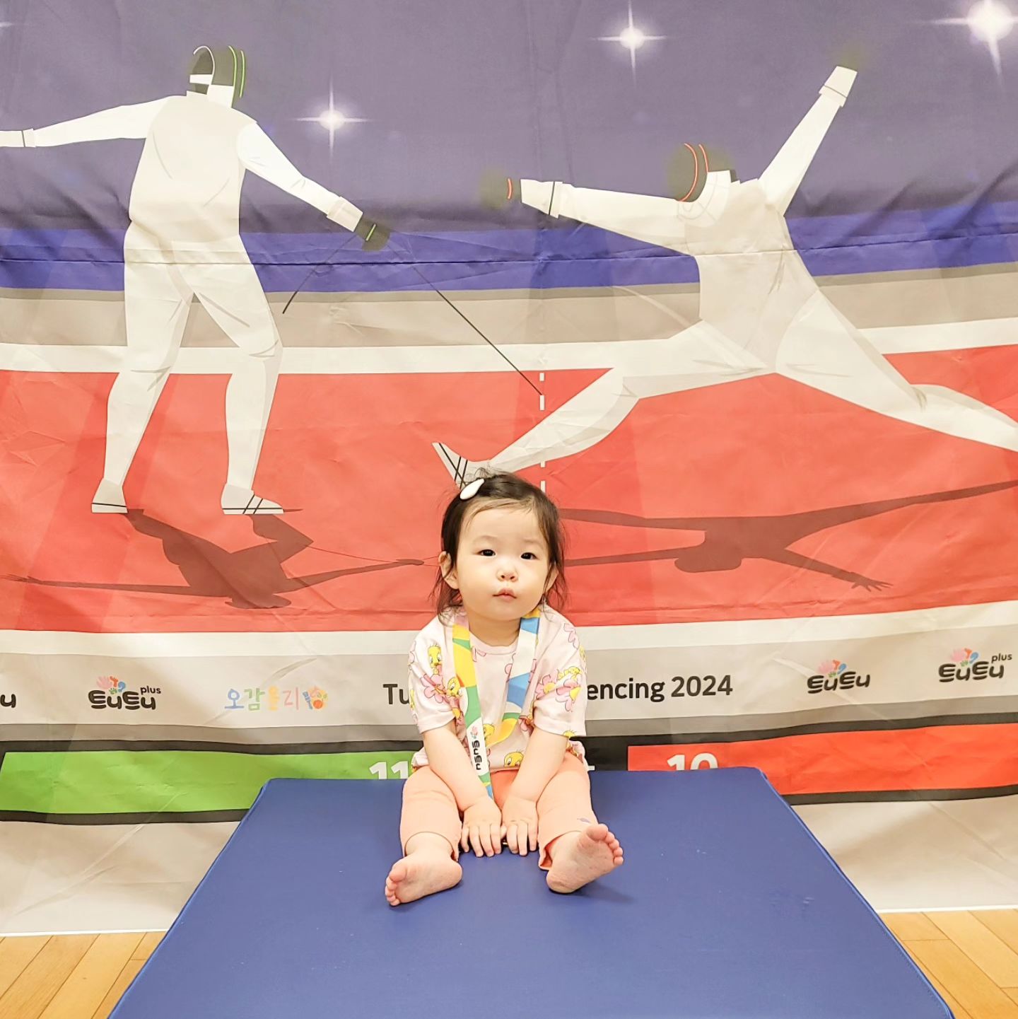문센 트니트니 마지막👋
처음엔 아무것도 못하고 안기기만했는데 
ㆍ 앞구르기 하기 
ㆍ 선생님이랑 하이파이브하기
ㆍ 선생님 안아주기 
이거 빼고 나머지는 이제 적극적으로 참여해줘서 
많이 발전한 또이 

트니트니 문센에서는 앞구르기 하기 싫어하면서
왜? 집에선 혼자 잘하는거징ㅋㅋㅋ??
트니트니 노래 불러줌 웃으면서 신나해서
다음학기에도 또 하자구🔥_ 🔥 

.
.
.
#아기문센 #16개월딸 #육아기록