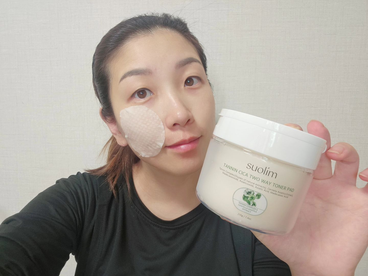날씨가 급격하게 쌀쌀해졌어요 ~
이럴때 피부가 더 건조해지기 쉬운데요 
저는 스킨보다 토너패드를 사용해서 수분충전은 물론 ~ 자극없이 진정시켜주어요😍😍
.
100% 순면 와플솜패드로 부드러움 up!
1장을 2장처럼 사용할수 있는 다용도 패드로 활용만점👍👍
닦토할때는 패드 1장을 두껍게~ 1장을 반으로 갈라서 부분팩으로 ~
.
모공 피지 닦아내고 진정 수분 채우는 식물유래 탄닌시카!
비건인증! 아낌없이 담은 수분에센스 ~🥰🥰
.
역시 화해 어워드에서 마스크팩 1위를 한 수올림~
기초제품에 진심인 브랜드라 믿고 사용해요👏👏
수분진정맛집 ~ 수올림
.
토너패드를 애정하는 편이라 이것저것 많이 사용해봤는데 
수올림 토너패드의 최대장점은 에센스 양이 어마어마해요~😆😆
다음날 자고 일어나도 수분감이 촉촉하게 남아있고 화장도 잘먹어요!
.
#업체로부터제공받은제품입니다 #수올림 #탄닌패드 #토너패드추천 #수분진정패드 #토너패드 #순면패드 #수분토너패드 #진정토너패드 #무자극토너패드 #약산성토너패드 #수부지추천 #유수분밸런스추천 #시카토너 #시카토너패드 #시카패드 #수분패드 #진정패드
suolim_official